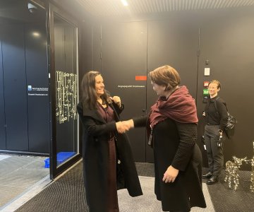 Direktør ved Veterinærinstituttet Gun Peggy Strømstad Knudsen ønsket fiskeri- og havministeren velkommen til Ås. Foto: Bryndis Holm