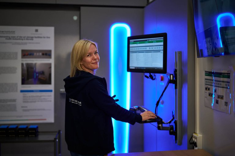 Senior Engineer at NVI, Kristin Udjus, demonstrates the use of the biobank at the Norwegian Veterinary Institute. Photo Eivind Røhne.