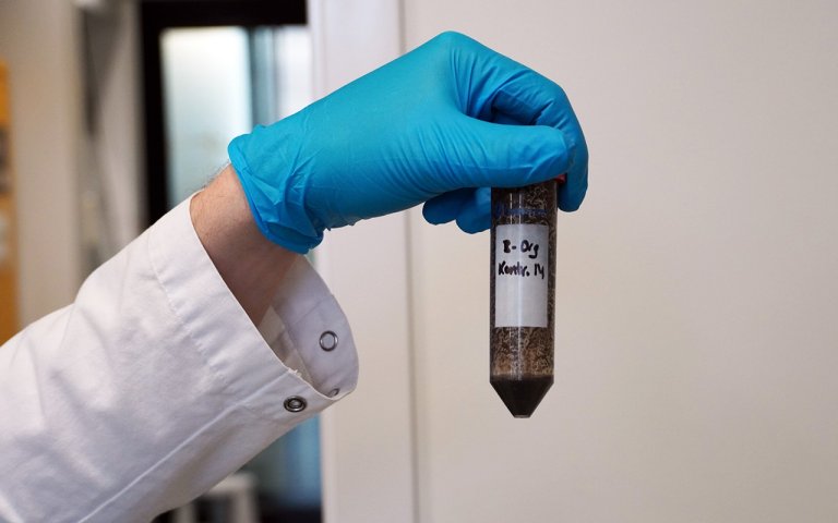 One of the soil samples during the extraction of rodenticides. The samples are from an experiment in which NIBIO, in collaboration with the Norwegian Veterinary Institute, is investigating how different variants of rodenticides degrade over time in different soil types. The researchers are examining differences in how the chemical substances in rodenticides break down across soil types. Photo: Mari M. Press, Norwegian Veterinary Institute.