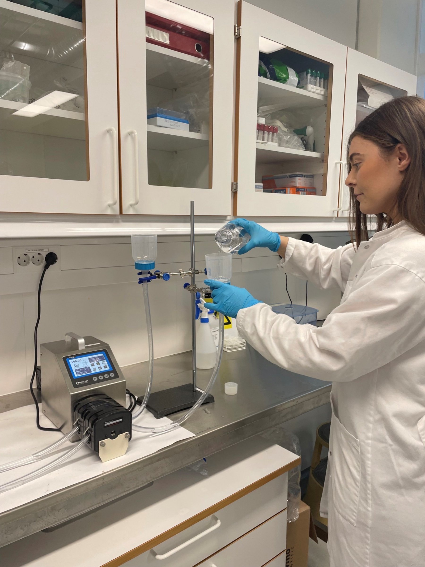 Masterstudent Matilde Holmeset filtrerer vannprøver som benyttes for å påvise Pasteurella. Foto: Veterinærinstituttet