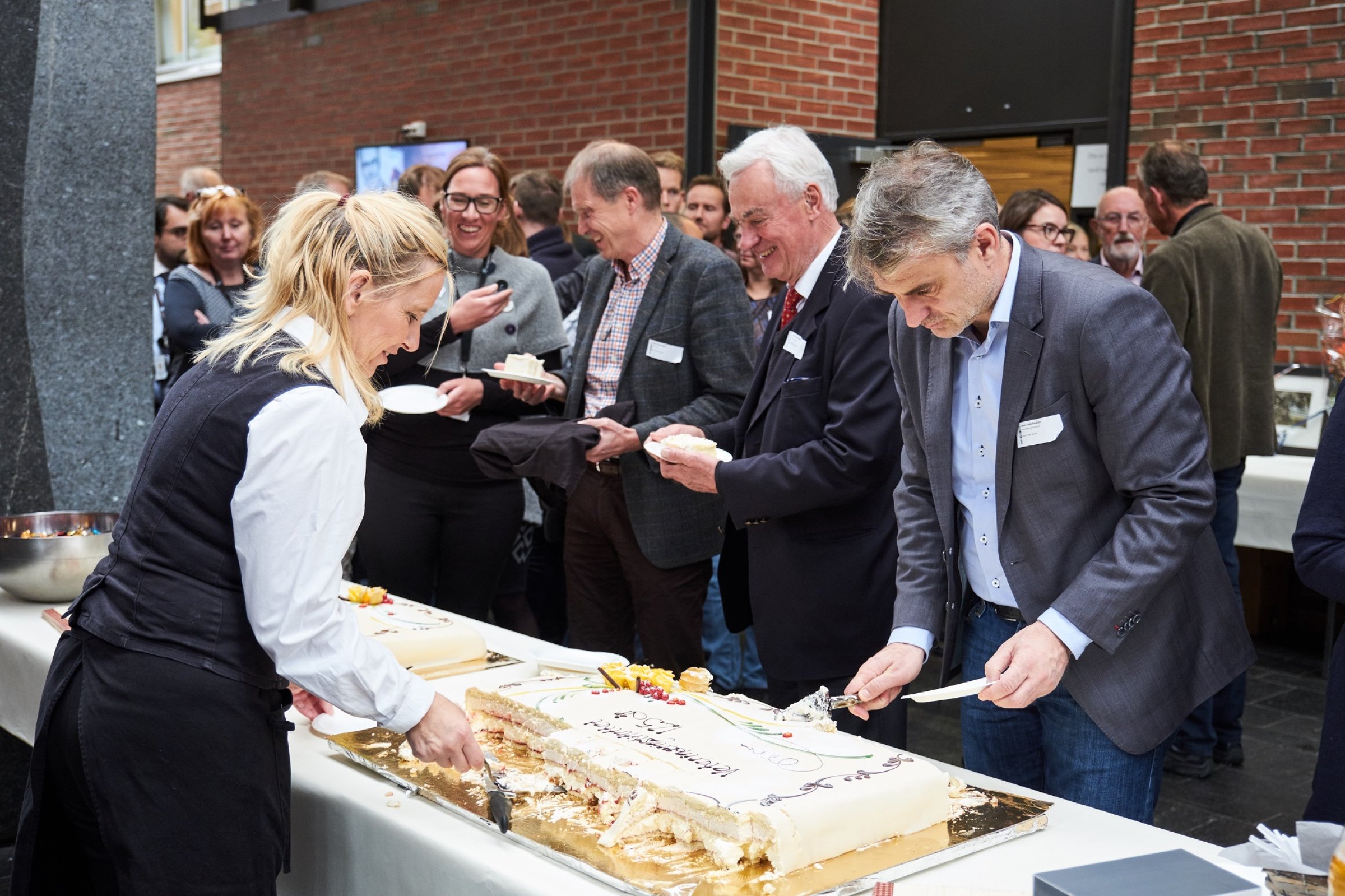 Pause med servering av bursdagskake og mingling. Foto: Eivind Røhne.