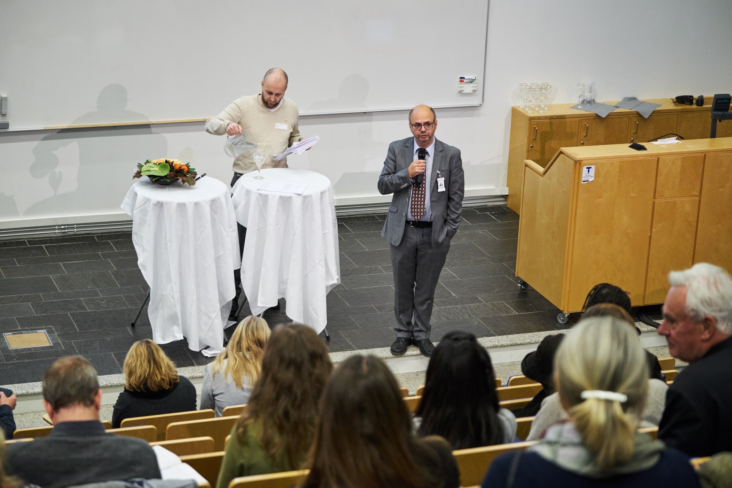 Asle Haukaas presenterer Frode Skjeret fra SNF, som presenterte samfunnsøkonomisk analyse av Veterinærinstituttet. Foto: Eivind Røhne.