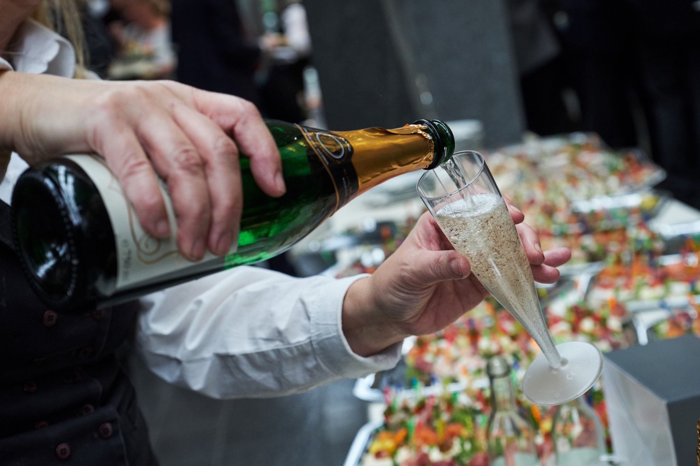 Etter programmet vart det servert fingermat og bobler under hilsener til jubilanten. Foto: Eivind Røhne.