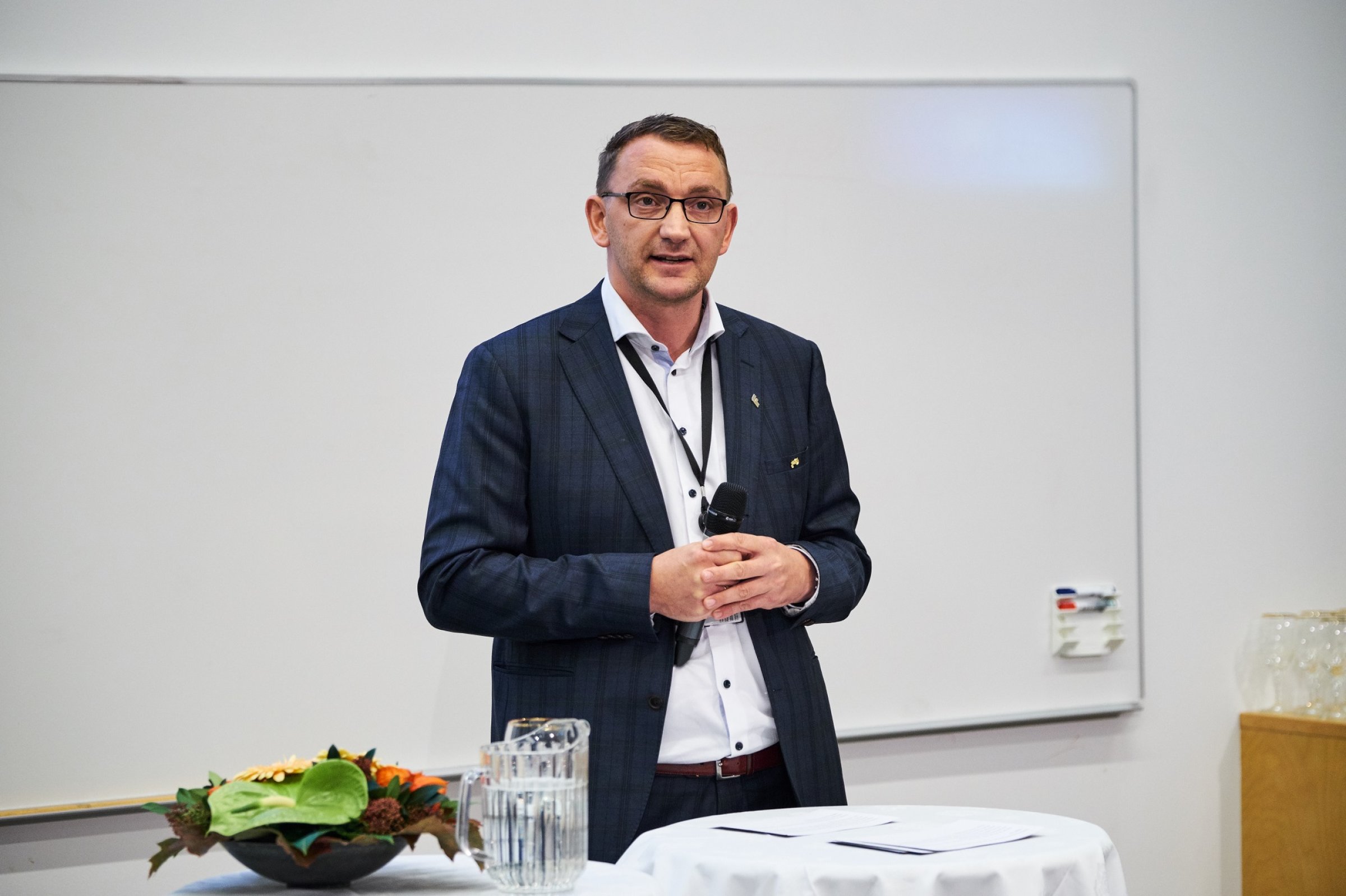 Roy Angelvik, statssekretær i NFD, ønska velkommen til fiskeseminar ved å påpeke at Veterinærinstituttet har følgt heile utviklinga innan norsk akvakultur frå den spede starten på 60-talet. Foto: Eivind Røhne.
