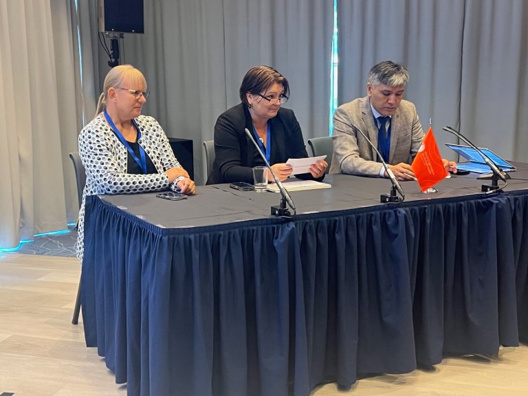 Mona Dverdal Jansen fra Mattilsynet, Gun Peggy Strømstad Knudsen fra Veterinærinstituttet og Dr. Mereke Taitubayev fra WOAH.