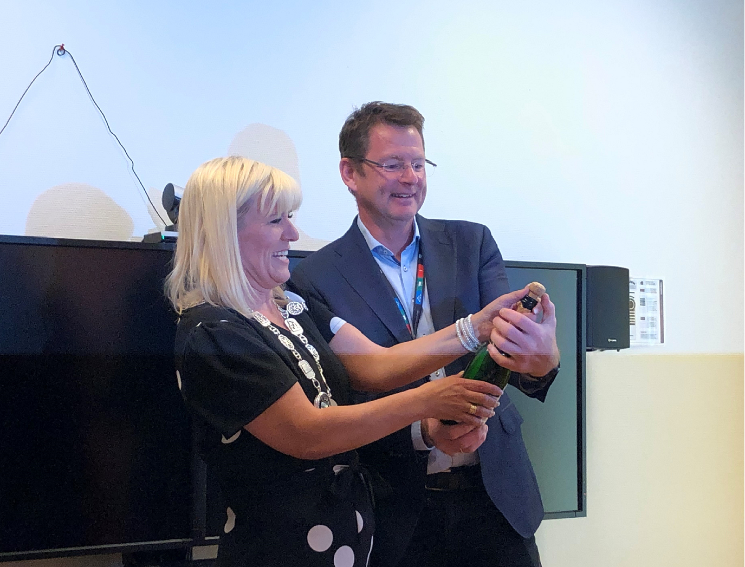 Under den offisielle åpningen av Veterinærinstituttet nye nasjonale senter for digital fiskediagnostikk i Harstad feiret ordfører Kari-Anne Opsal og adm.dir Gaute Lenvik med alkoholfrie bobler. Foto: Tom Haavardstun, Veterinærinstituttet.