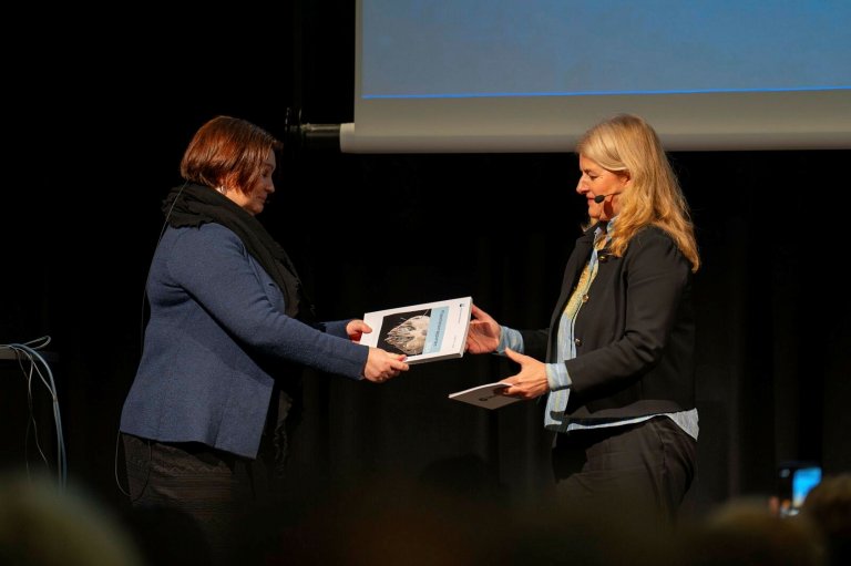 Veterinærinstituttets administrerende direktør, Gun Peggy Knudsen overleverte Fiskehelserapporten til administrerende direktør i Mattilsynet, Ingunn Midttun Godal i mars i år. Foto: Tone Juel, Tekna