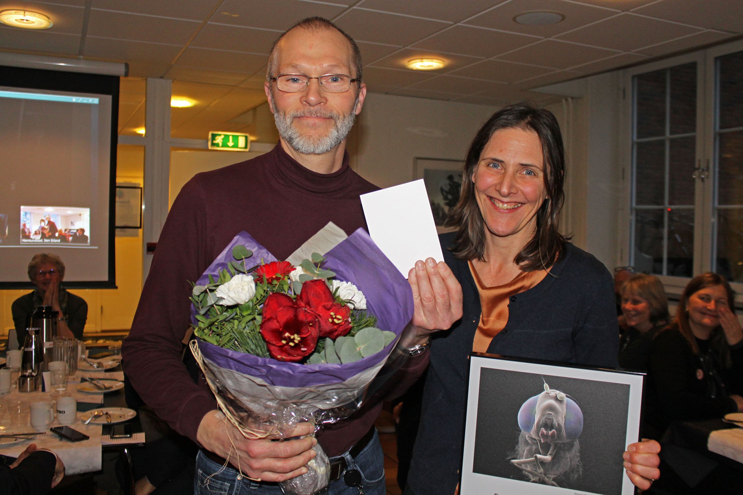 Forskere Hannah Jørgensen og Bjarne Bergsjø ble tildelt formidlingsprisen for 2019 for god kunnskapsformidling under sykdomsoppklaringen for akutt syke hunder i høst. Foto: Bryndis Holm