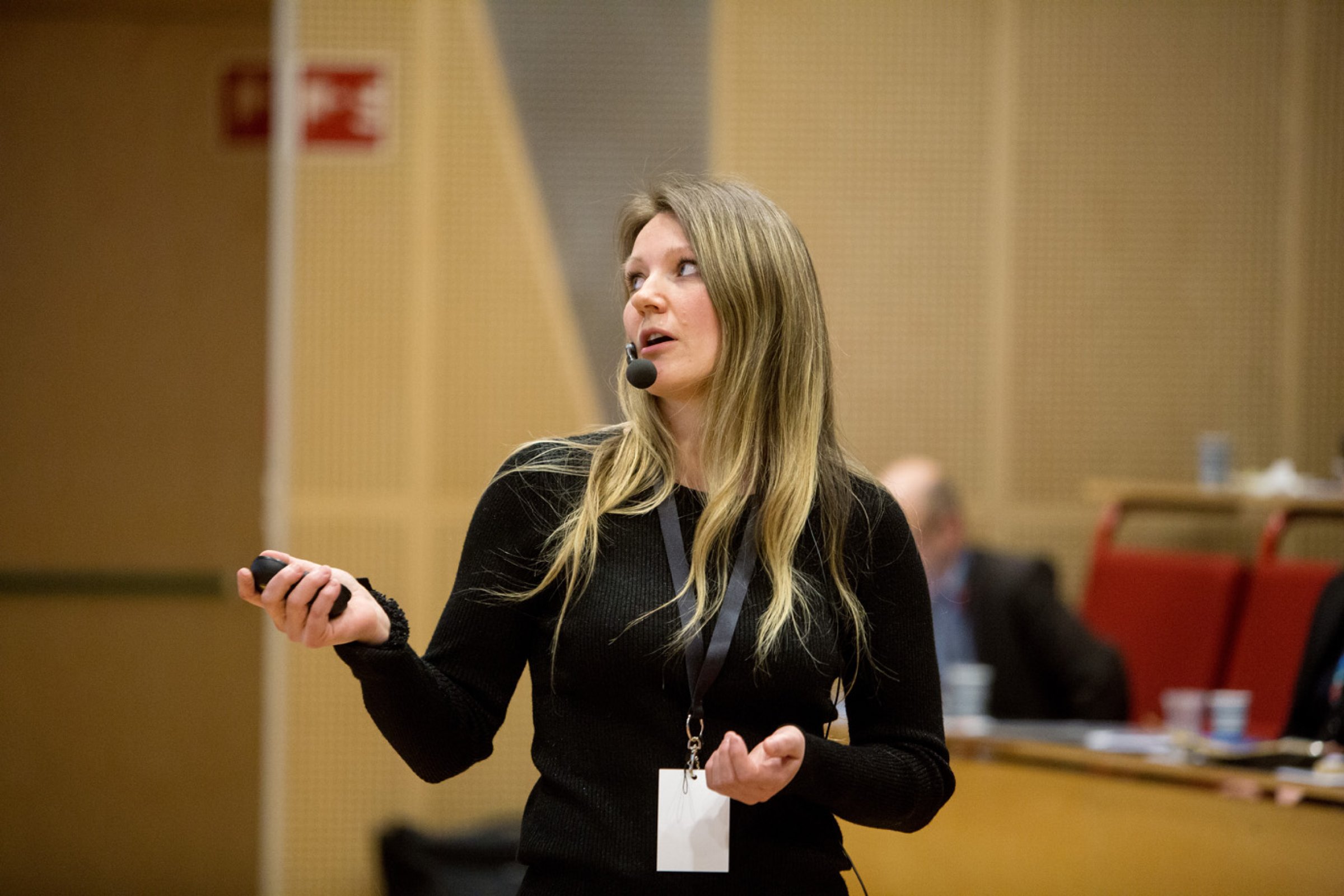 Forsker Stine Gismervik holdt foredrag om fiskens velferdsutfordringer fra utsett i sjø til slakting. Foto Eivind Senneset.