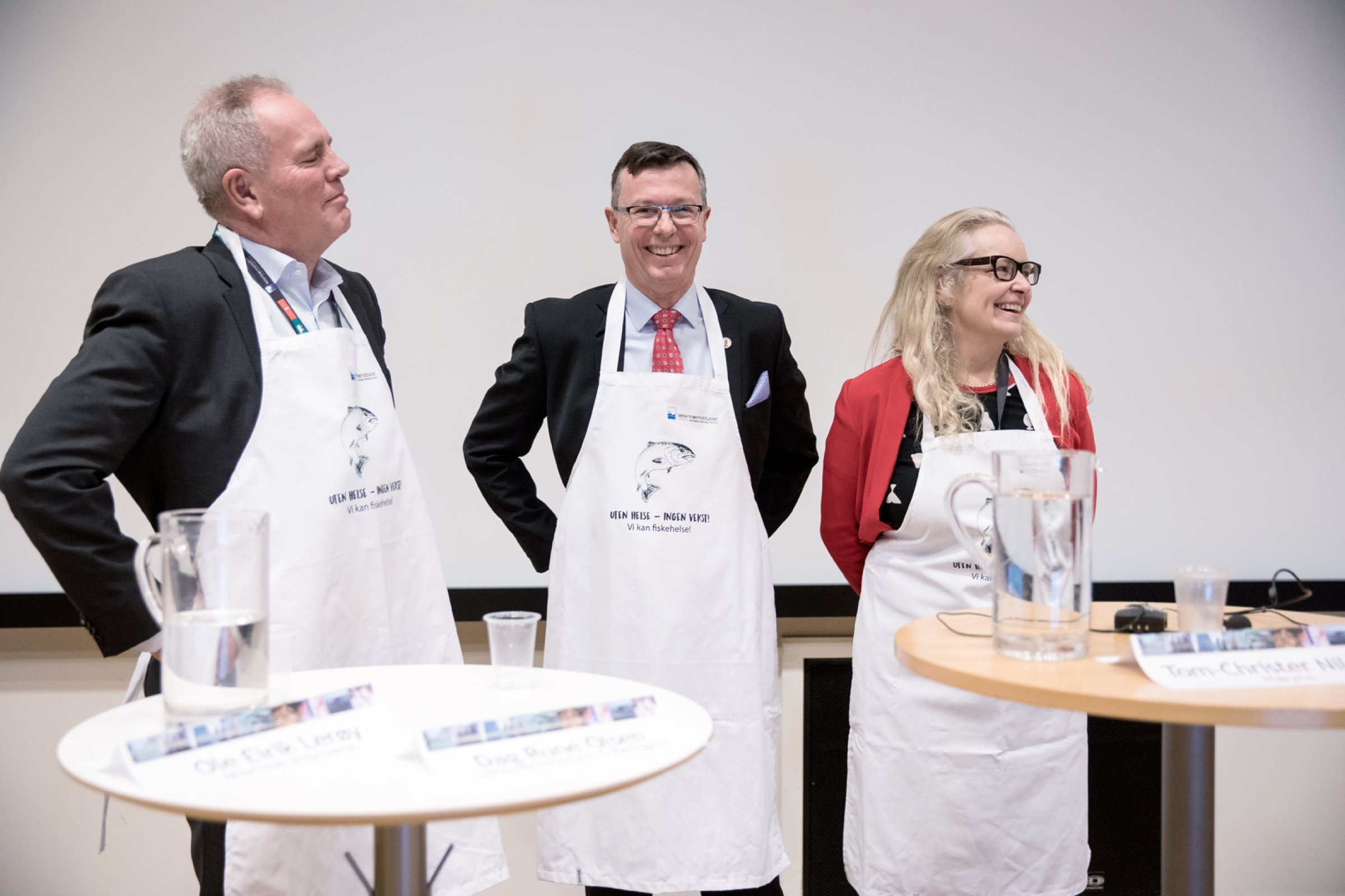 Ole Eirik Lerøy fra Marine Harvest, Rektor Dag Rune Olsen, UiB og stortingsrepresentant Ruth Grung (Ap) var noen deltakerne under åpningsseminaret og fikk forkle med teksten