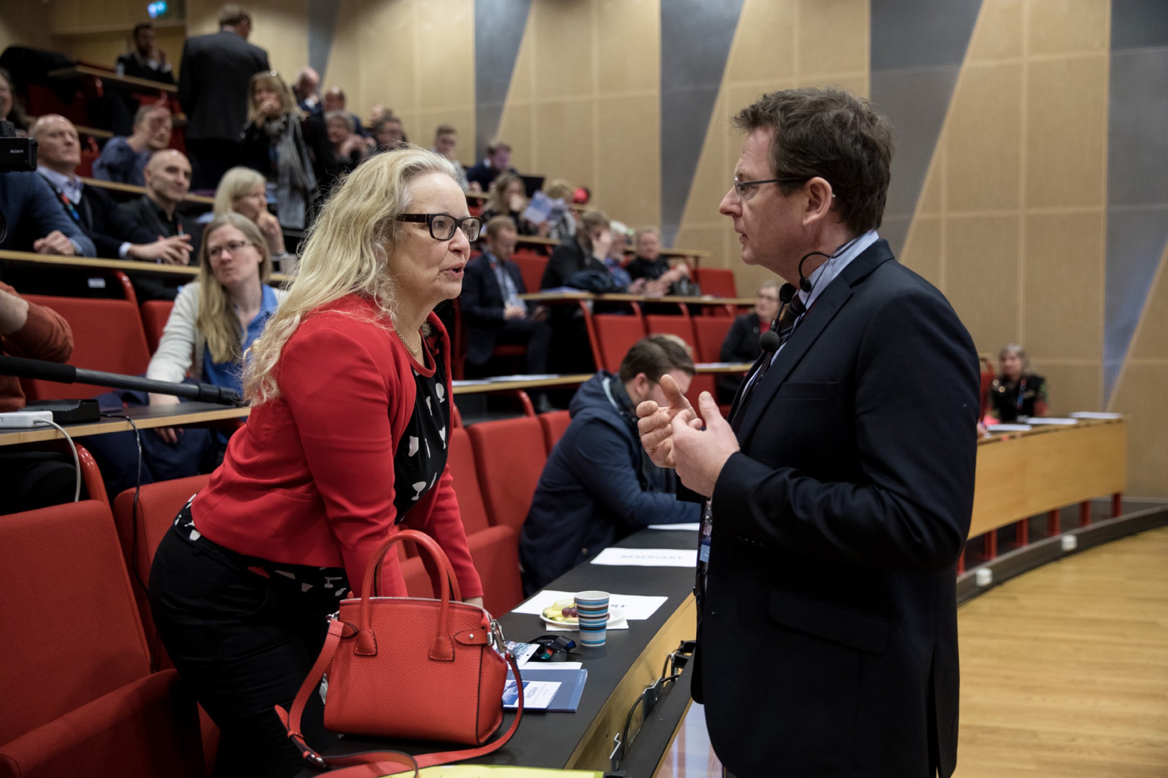 Stortingsrepresentant Ruth Grung (Ap) slår av en pauseprat med adm. dir Gaute Lenvik på Veterinærinstituttet.
