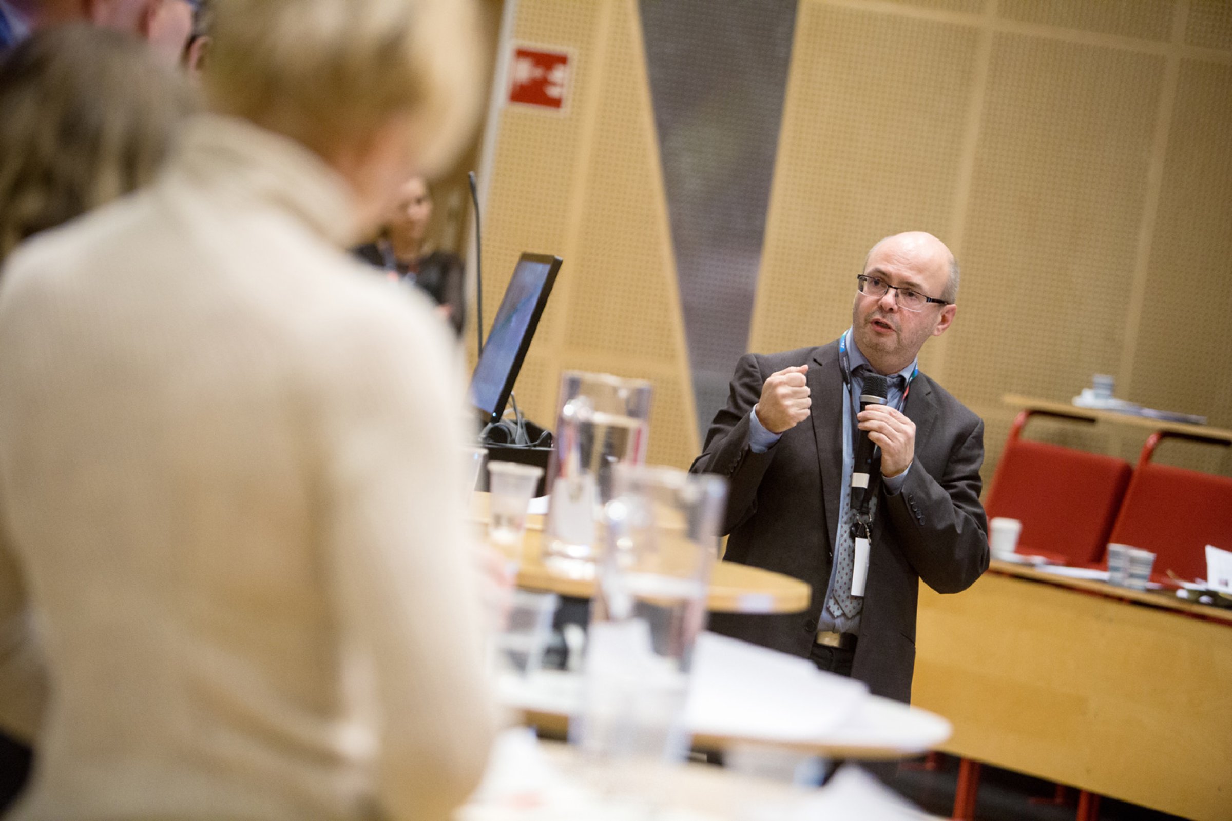 Kommunikasjonsdirektør Asle Haukaas ved Veterinærinstituttet ledet paneldebatten under åpningen. Foto Eivind Senneset.