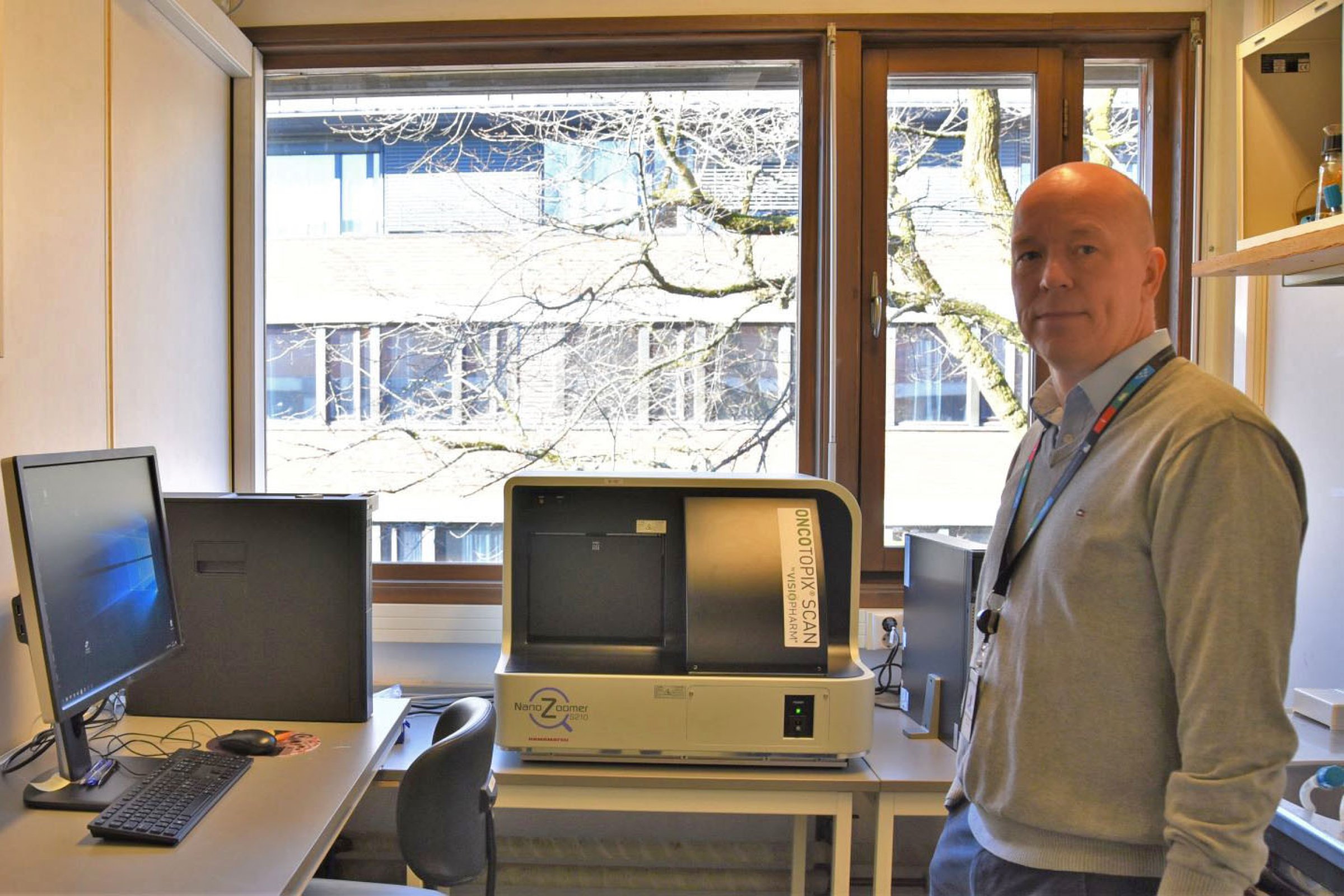 Ralf Kristensen viser frem den digitale snittscanneren i Oslo. Foto: Veterinærinstituttet