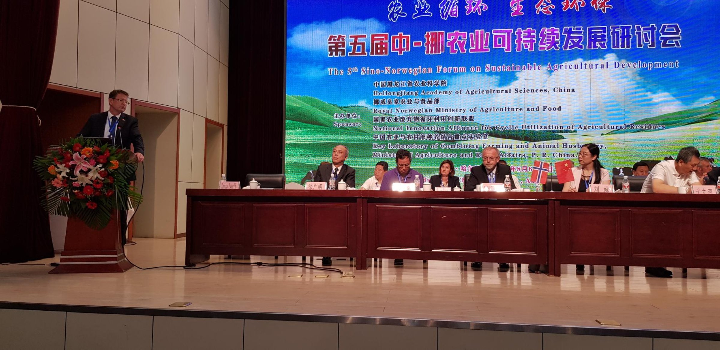 Gaute Lenvik avleverer hilsningstale under åpningsseremonien på møtet i Beijing. Foto: Merete Hofshagen.