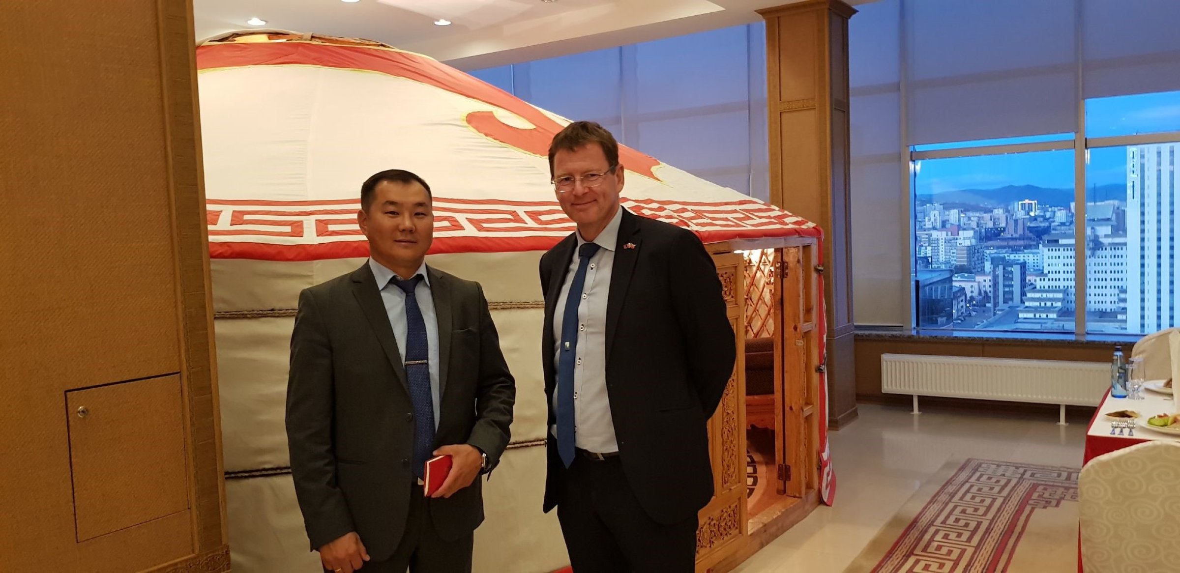Administrerende direktør ved Veterinærinstituttet Gaute Lenvik møter direktøren for Ulaan Baator Veterinary Office i Mongolia. Foto: Merete Hofshagen.