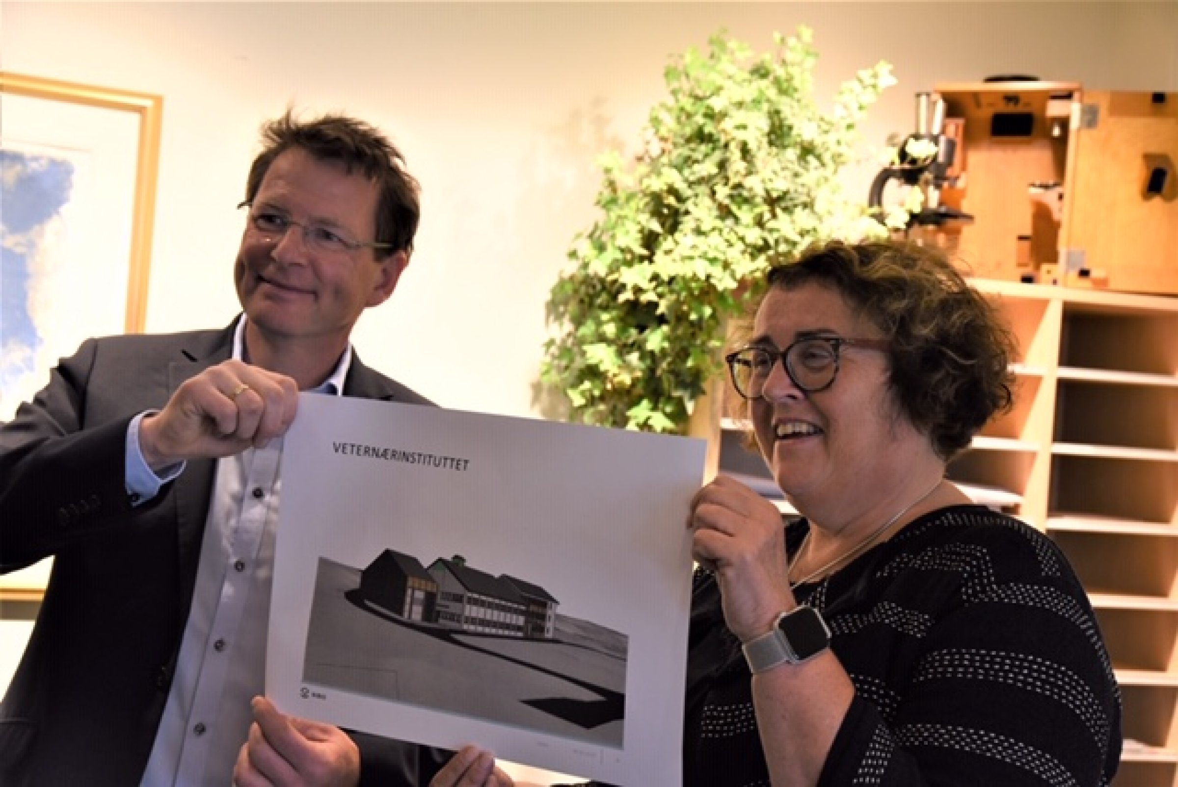 - Det er svært gledelig at Regjeringen ser de utfordringene instituttet har ved å gi en ekstrabevilgningen i 2019, sier administrerende direktør Gaute Lenvik. Her sammen med statsråd Olaug Bollestad i Tromsø 8. mai. Foto: Asle Haukaas.