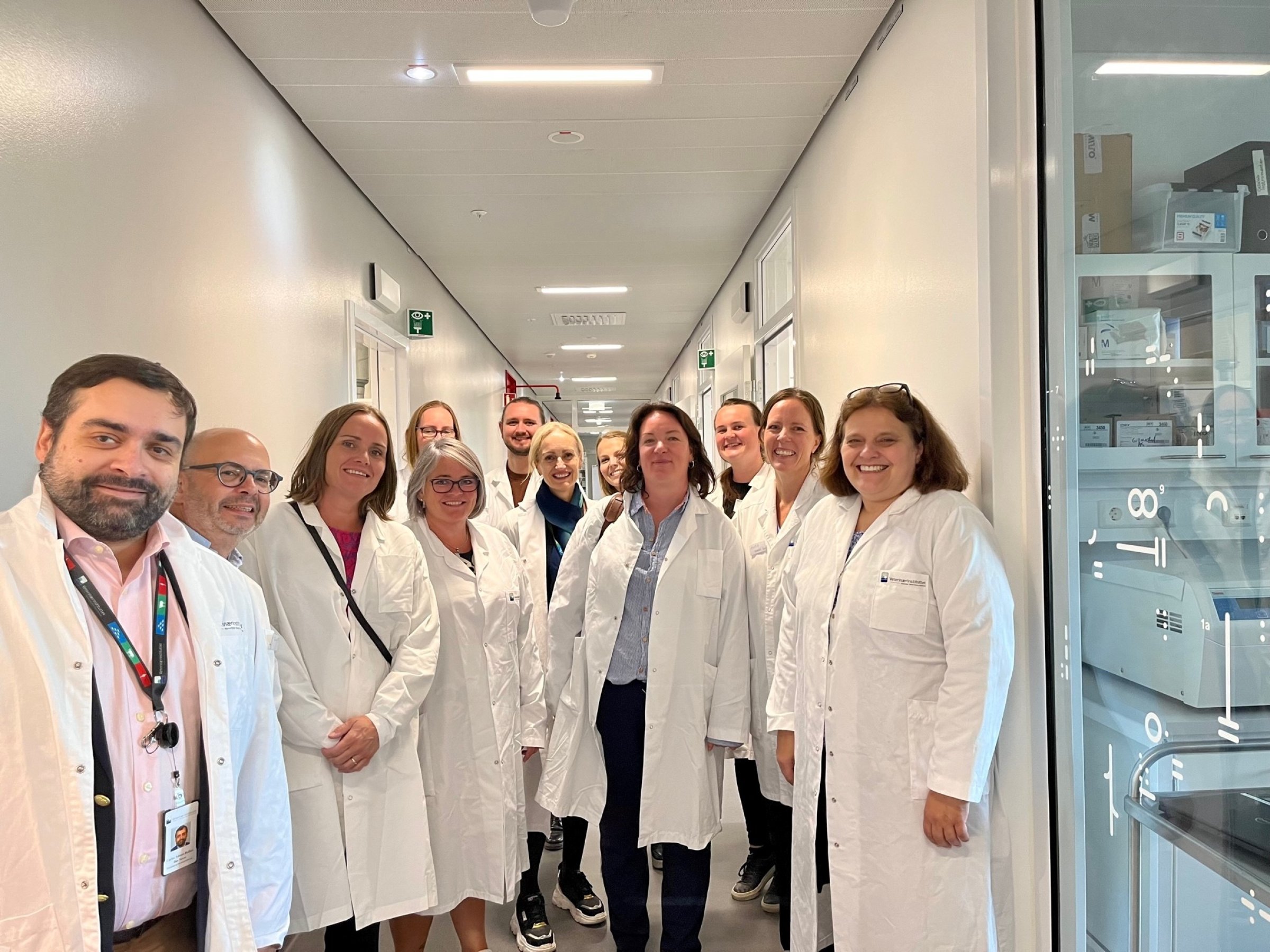 Stortingskomiteen under besøket på laboratoriene til Veterinærinstituttet. Foto: Anne Grøholt, Stortinget