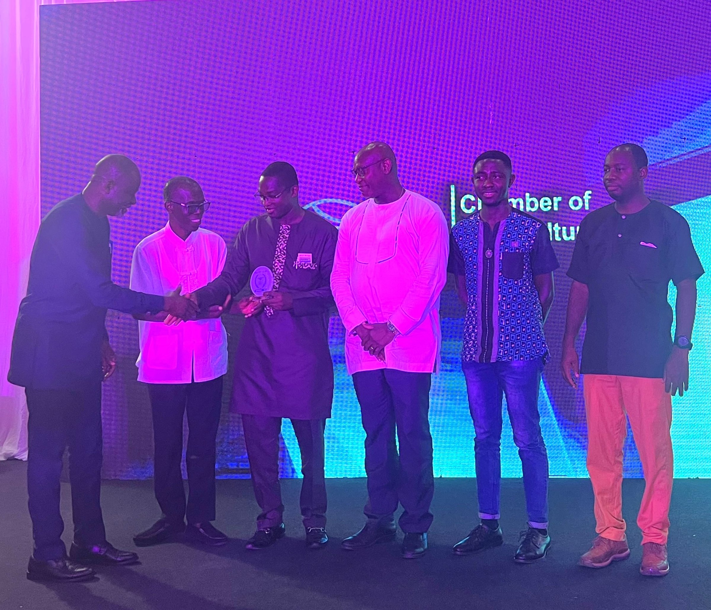 Prisutdeling i Ghana. Fra høyre: Dr. Emmanuel Abarike: University of Development Studies, Dr. Samuel Addo: University of Ghana, Dr. Anim Sonuah: Chairman of the Chamber of Aquaculture, Seniorrådgiver Kofitsyo Sewornu Codjoe og Jabob Zornu fra Veterinærinstituttet og Prof. Daniel Adjei Boateng: Kwame Nkrumah University of Science of Technology.