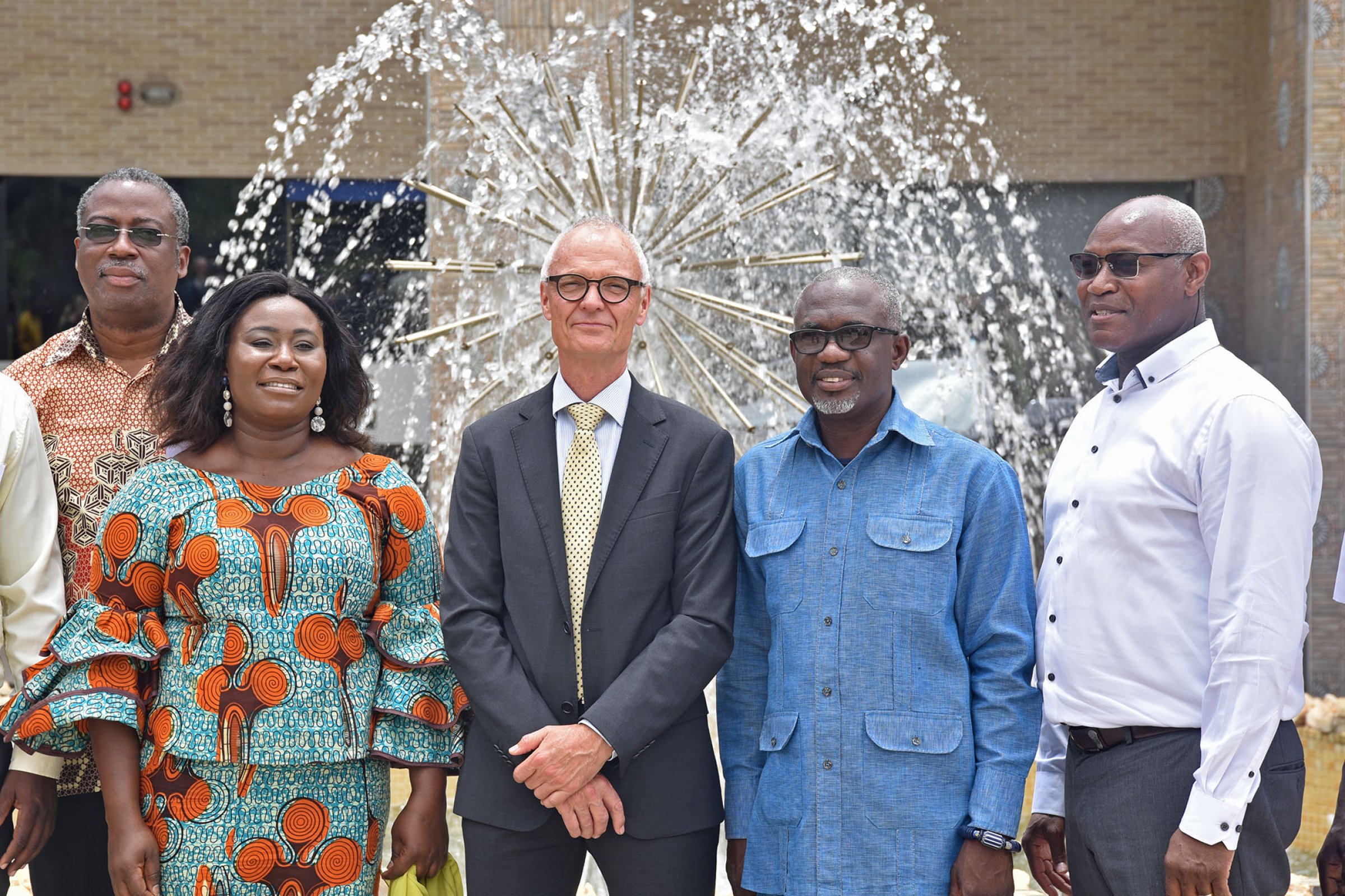 Fra den offisielle åpningen. Fra venstre: prosjektkoordinator Paul Bannerman (Ghana Fisheries Commision), Ghanas fiskeriminister Mrs. Elizabeth Afoley Quaye (MP), Norges ambassadør Gunnar Holm, prosjektleder David Wuaku (Ghana Fisheries Commision) og prosjektleder i Norge for akvakultur Kofitsyo Cudjoe (Veterinærinstituttet).