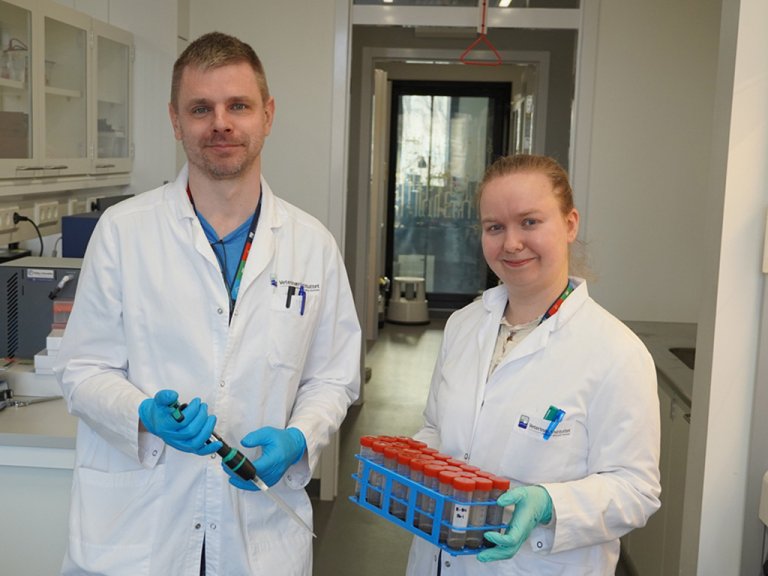 Forskar Bjørn Christian Schirmer og Karoline Sofie Gjelstad undersøkjer jordprøvane dei har fått frå NIBIO