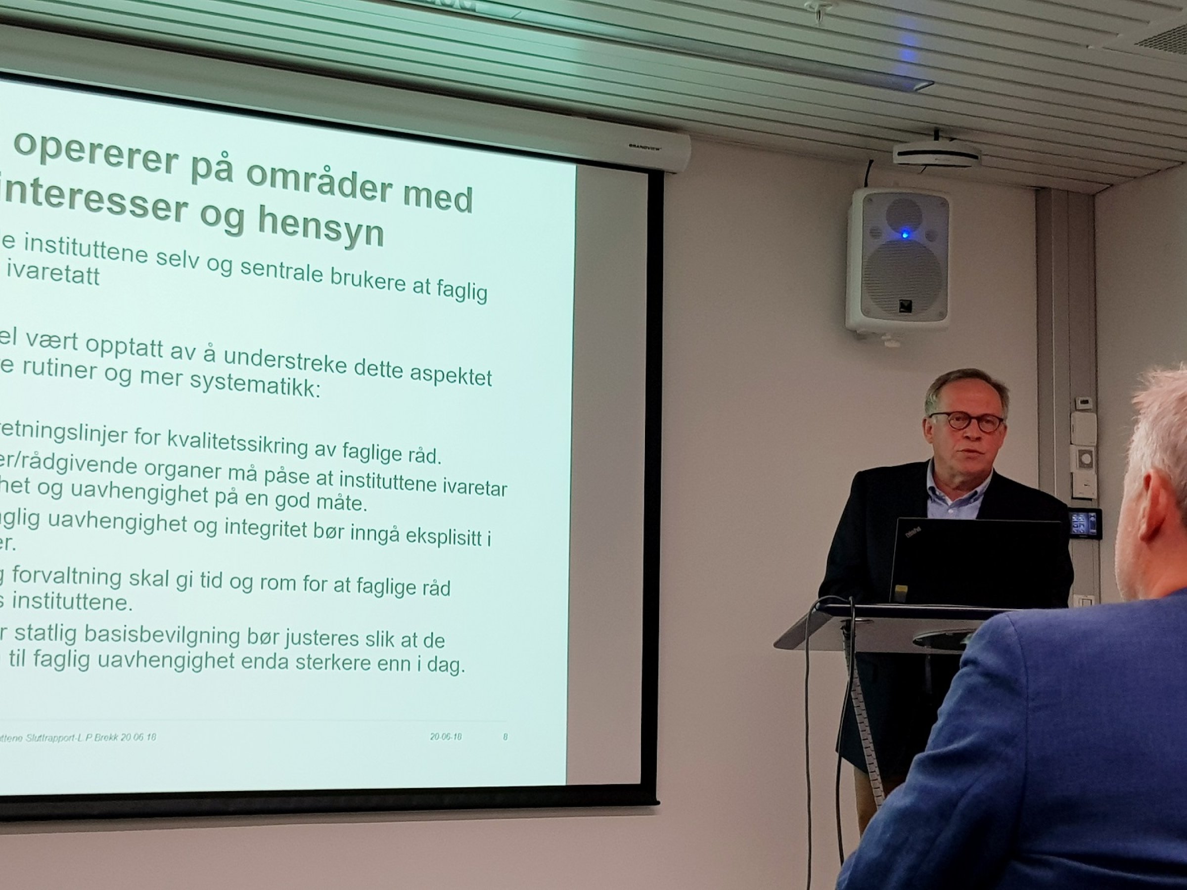 Utvalgsleder Lars Peder Brekk presenterte evalueringen av primærnæringsinstituttene i Forskningsrådet. Foto: Asle Haukaas, Veterinærinstituttet.