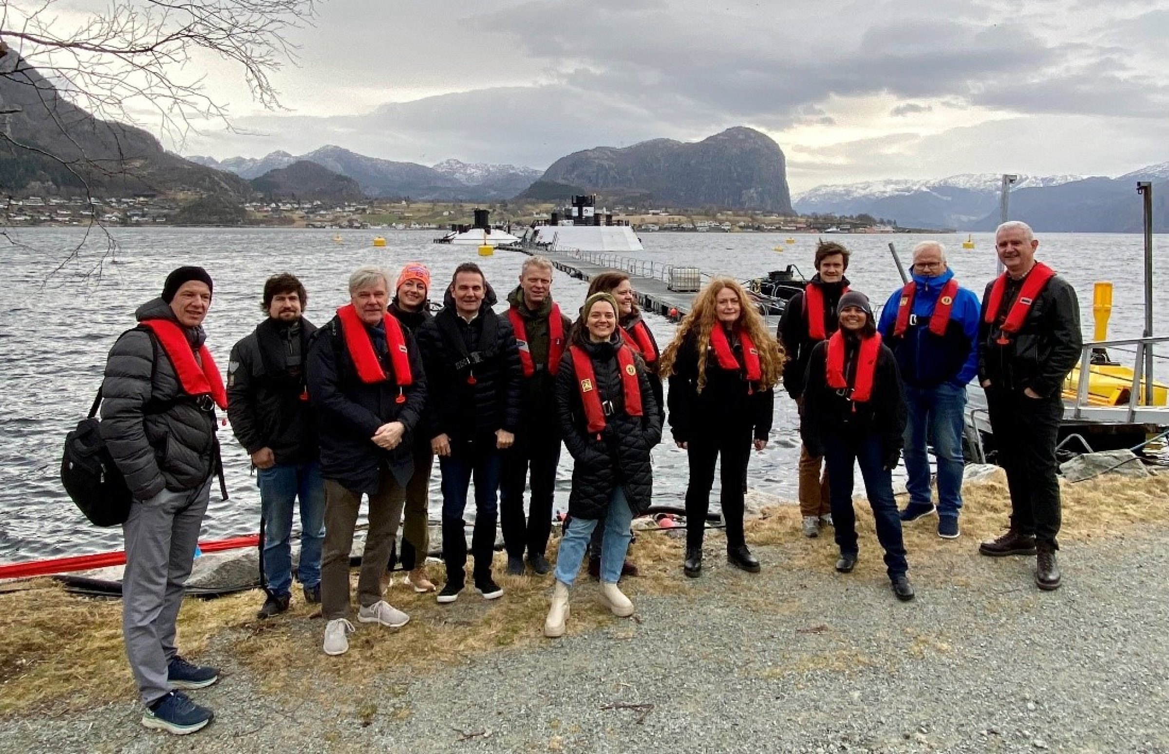 FishGlobe tok imot to store grupper av deltakerne fra kick-off møte for å vise designet og produksjon av postsmolt i deres lukket anlegg på Oanes i Rogaland. Foto: Trude Vrålstad