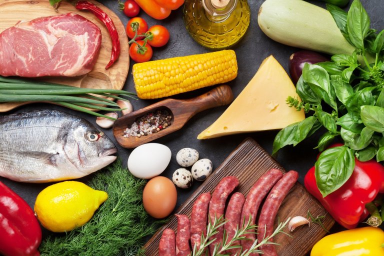 Klassiske eksempler på produkter hvor det er risiko for listeriosebakterien er røkt fisk, rakfisk, myke oster og en del kjøttpålegg. Illustrasjonsfoto: Colourbox