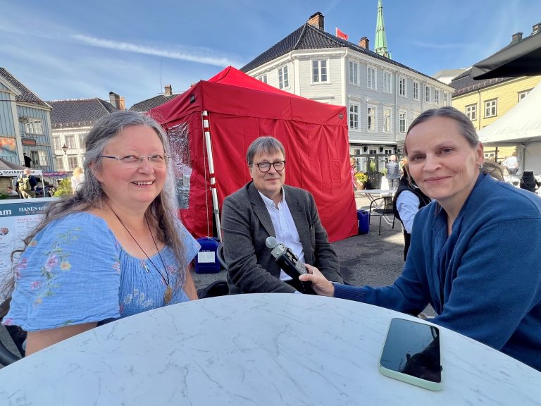 Fra Arendalsuka 2026 under opptak av podcasten. Fra venstre: Taran Skjerdal, seniorforsker ved Veterinærinstituttet, Ole Alvseike, fagdirektør for mattrygghet i Animalia og Bryndis Holm, programleder for podcasten. Foto: Asle Haukaas, Veterinærinstituttet