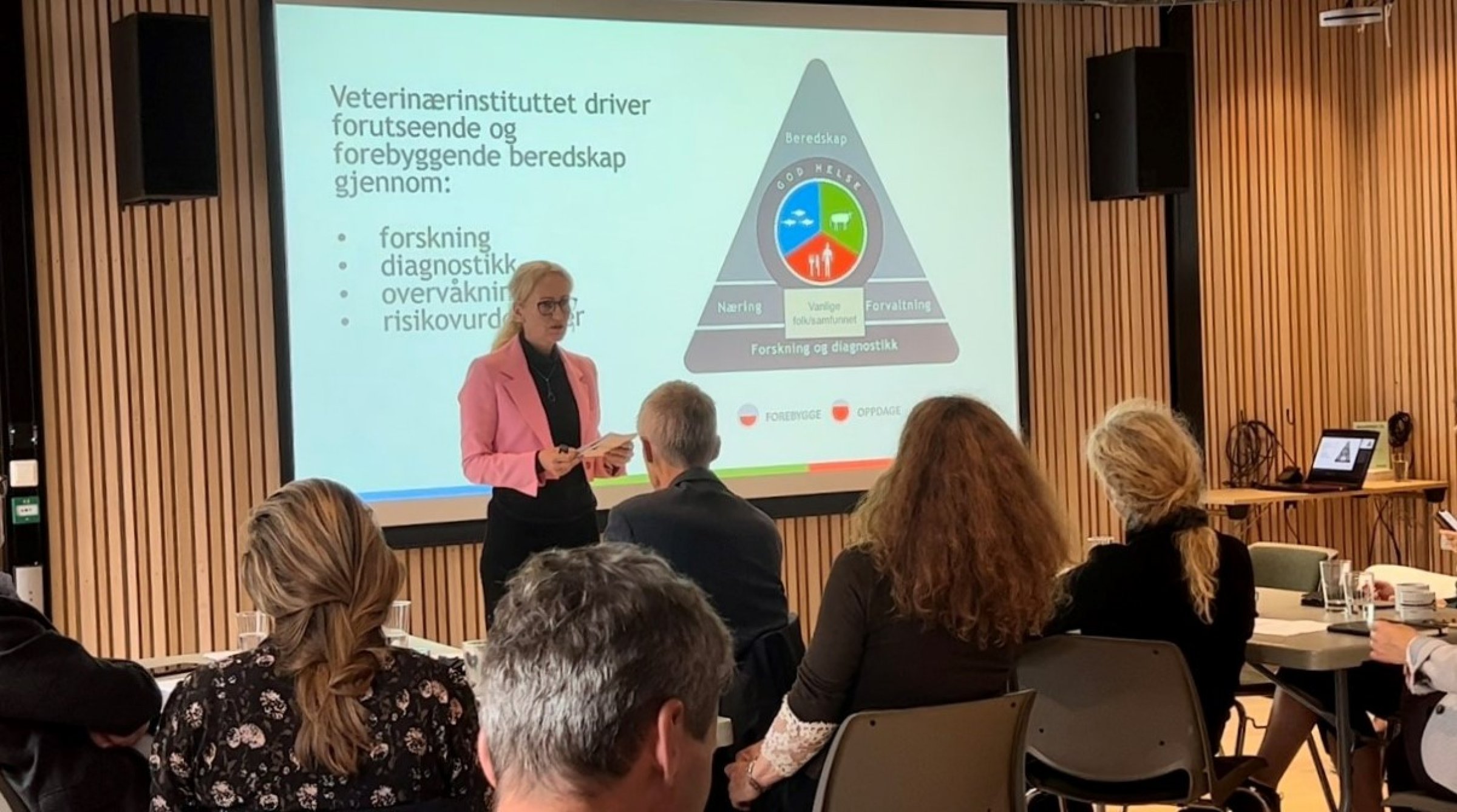 Adm. dir. Torill Moseng holder innlegg om Veterinærinstituttets beredskapsrolle. Foto: Veterinærinstituttet