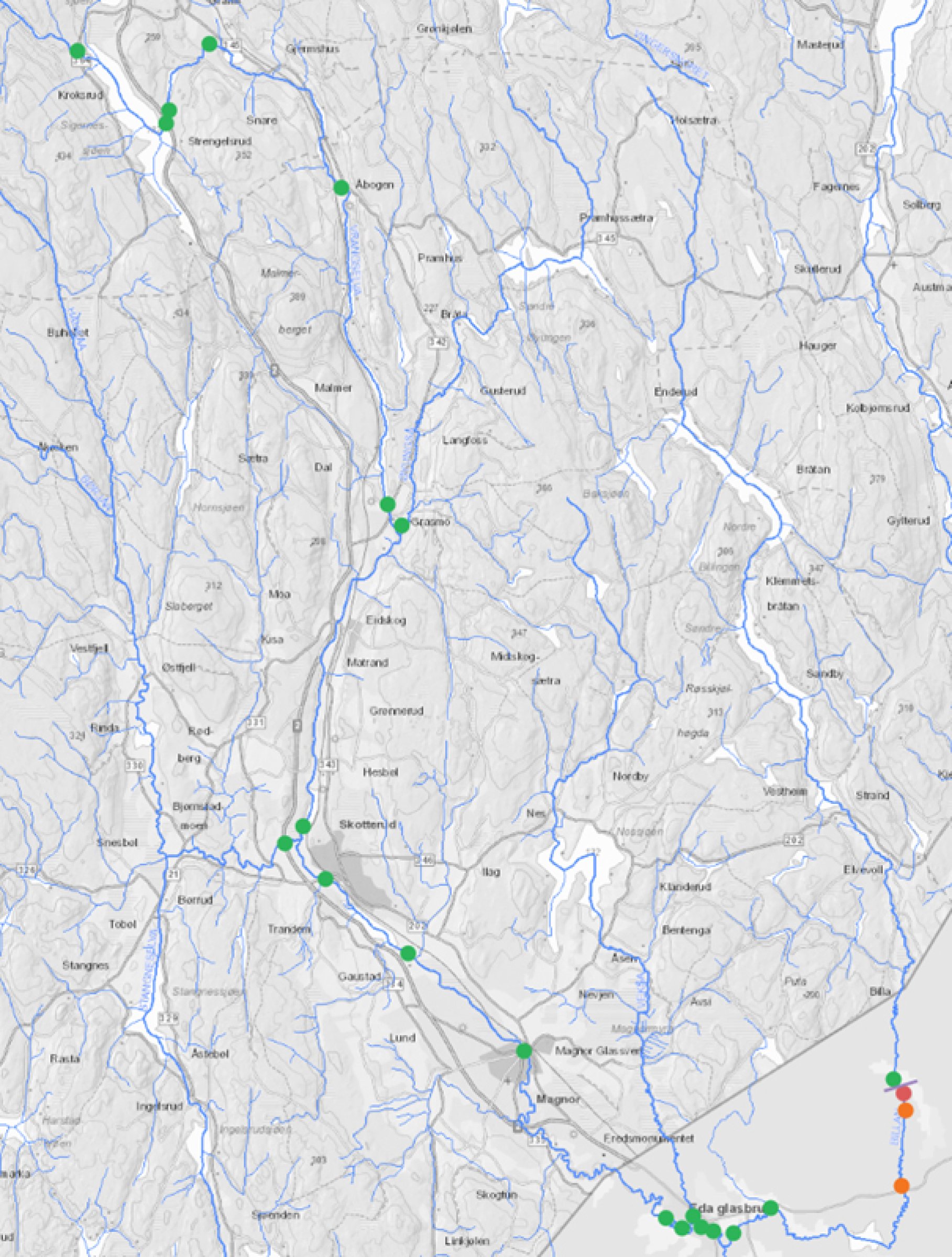 Prøvestasjoner i Vrangselva på svensk og norsk side og i BIllaelva på svensk side, hvor farge indikerer analyseresultat på vannprøvene. Grønn = Ikke påvist krepsepestsmitte, orange = påvist krepsepestsmitte under kvantifiseringsgrense, rød = påvist krepsepestsmitte tilsvarende ~10 sporer per/L vann. Lilla strek indikerer vandringshinder i Billaelva på svensk side. Kartillustrasjon produsert ved hjelp av NVE Atlas 3.0; Trude Vrålstad, Veterinærinstituttet.