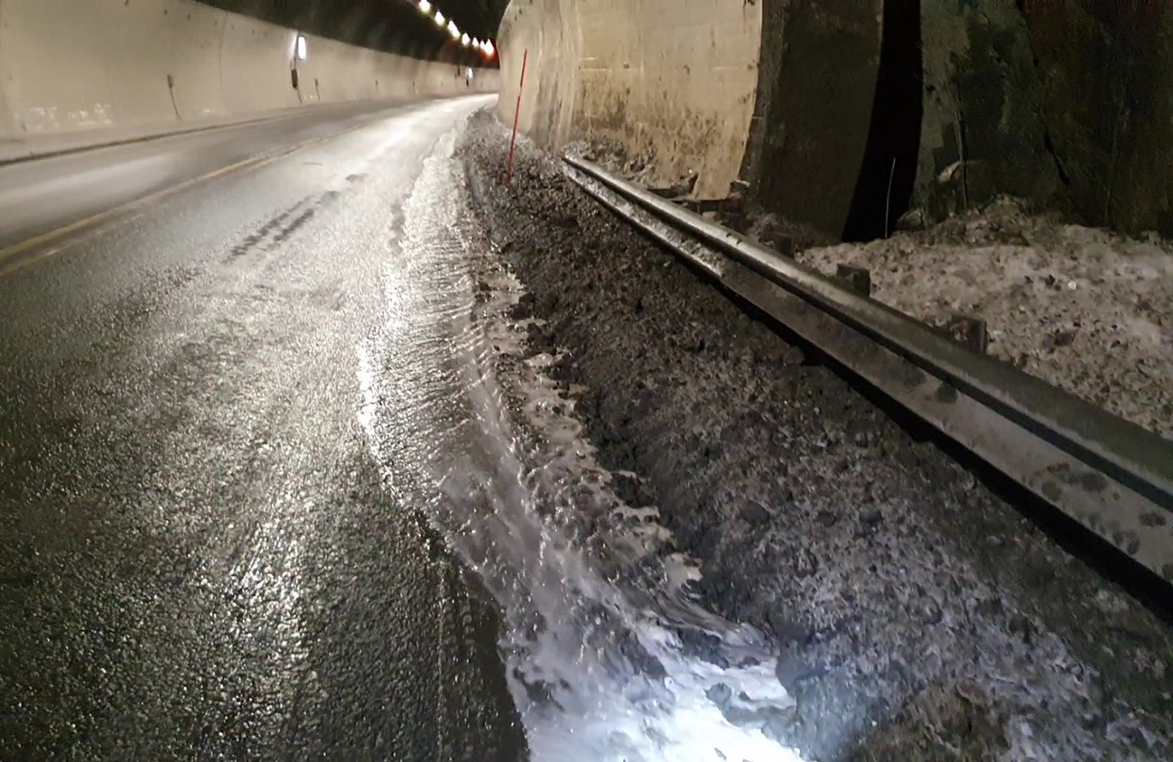Norge har  over 1100 tuneller og tunnelvask er en viktig del av vedlikeholdet og for sikkerheten. Sand, støv og eksos samler seg i tunnelen og skaper forurensning. Dette kan være skadelig for både helse, miljø og sikkerhet. Svevestøv er en stor utfordring både på veier og i tunneler. Forurensingen kan også gi dårlig sikt i tunnelen. På bildet sees vaskevann som renner ut av Stavsjøfjelltunellen etter at vaskebilen har gjort sitt for å rengjøre tunellen. Vannet renner ut til Homla. Foto: Anders Foldvik, NINA