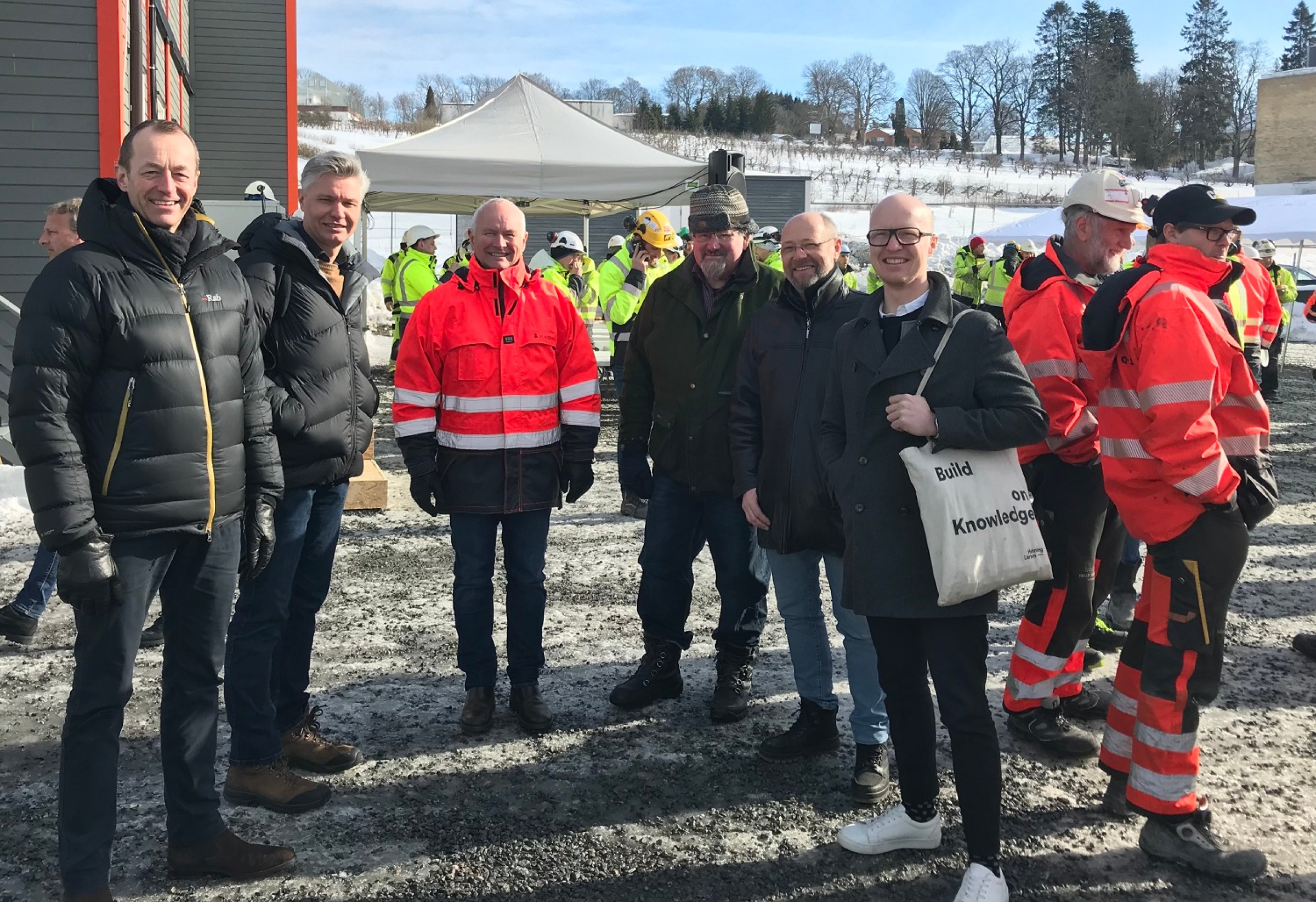 Statsbygg feirer at Veterinærbygget på Campus Ås har fått tak og vegger på plass med kranselag for de 500 bygningsarbeiderne. Jens Børsum, prosjektleder for FraAtilÅs ved Veterinærinstituttet (til v.) deltok på markeringen. Foto: NMBU