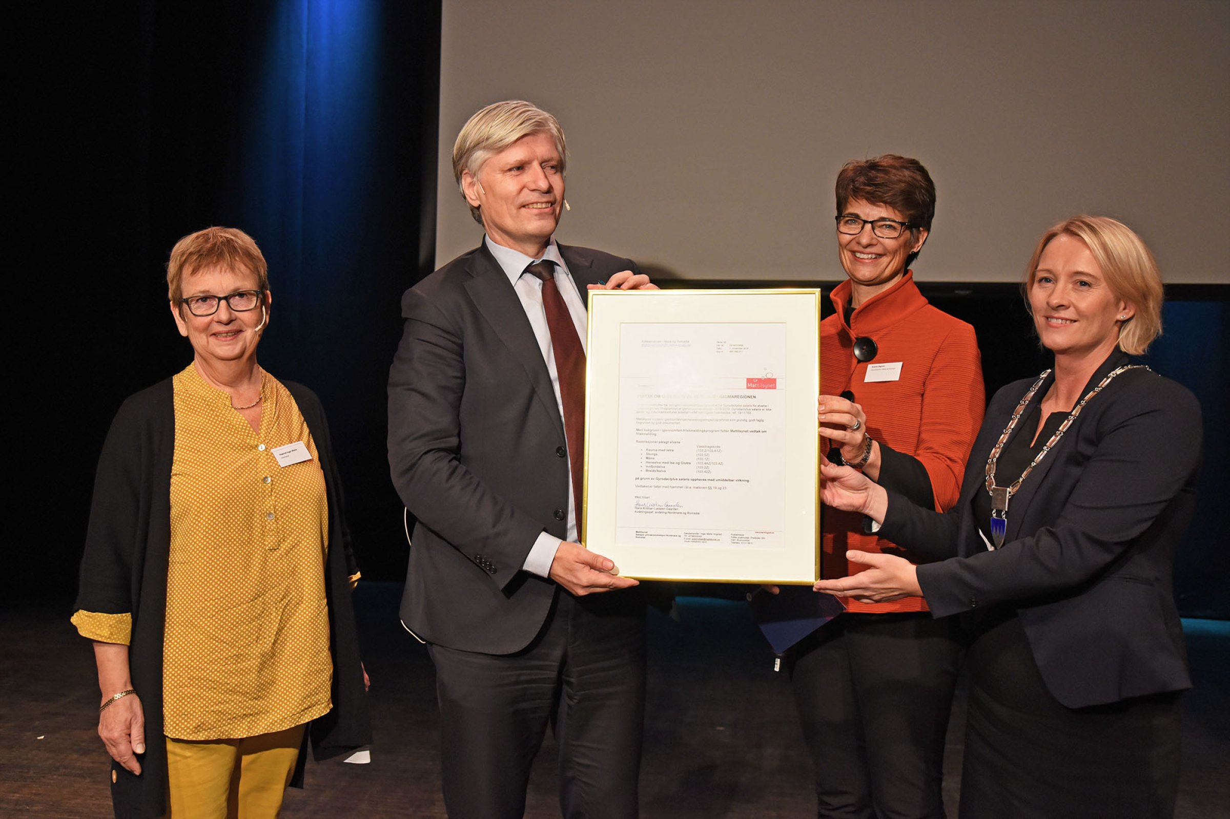 Overlevering av friskmeldingen til klima- og miljøministeren. Fra venstre: Inger Mette Hogstad (Mattilsynet), klima- og miljøminister Ola Elvestuen, ordfører Yvonne Wold og Rigmor Brøste (Fylkesmannen i Møre og Romsdal). Foto: Mari Press