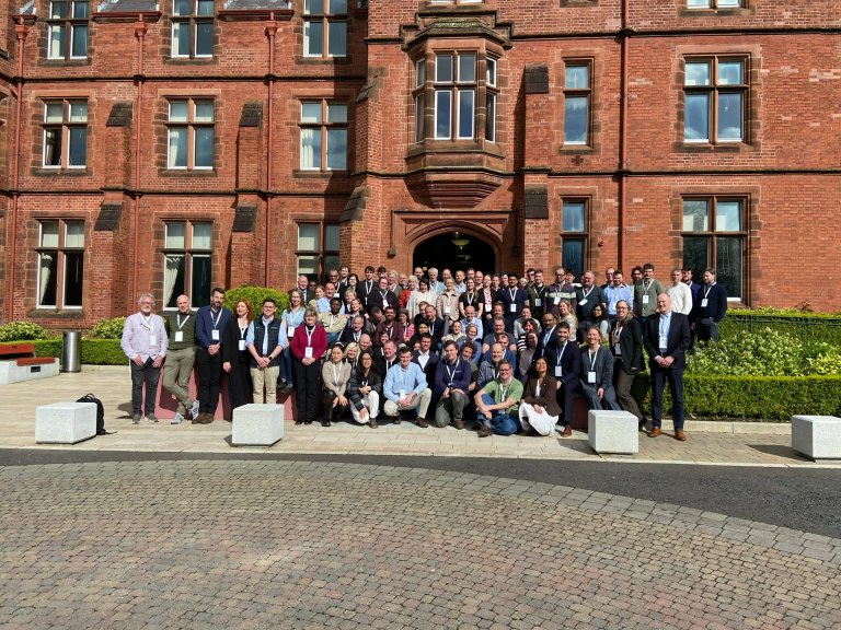 Deltakere på markeringen av TriNation sitt 20-års-jubileum i Belfast 16. og 17. april 2026.