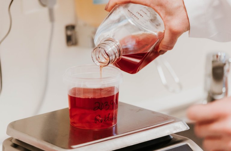 Den nye metoden baserer seg på en enkel fargeendring etter inkubering, noe som gjør det mulig å utføre testen direkte hos produsenten. Foto: Sensilist