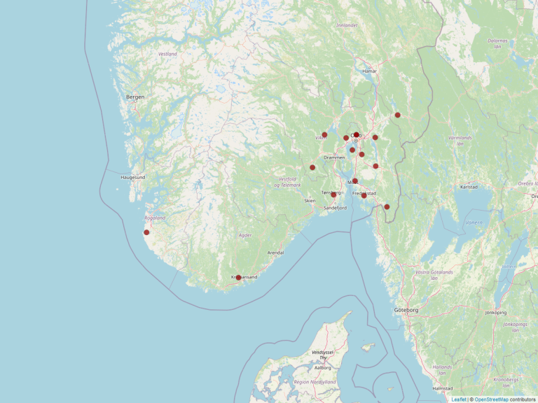 Påvisninger av Newcastlesyke i perioden august 2022 til 14. januar 2023. Samtlige påvisninger med unntak av den i Rogaland er av samme virusvariant (virulent aviært paramyxovirus type-1 sub-genotype VI.2.1.1.2.2). Påvisninger er markert med røde punkter i kommunenes geografiske sentrum. Kart: Johan Åkerstedt, Veterinærinstituttet