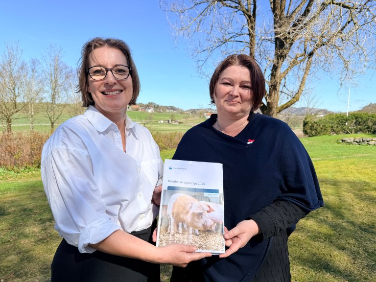 Gun Peggy overleverer rapporten til Marit Kolle, divisjonsdirektør i Mattilsynet.&nbsp;Foto: Bente Paulson, Veterinærinstituttet