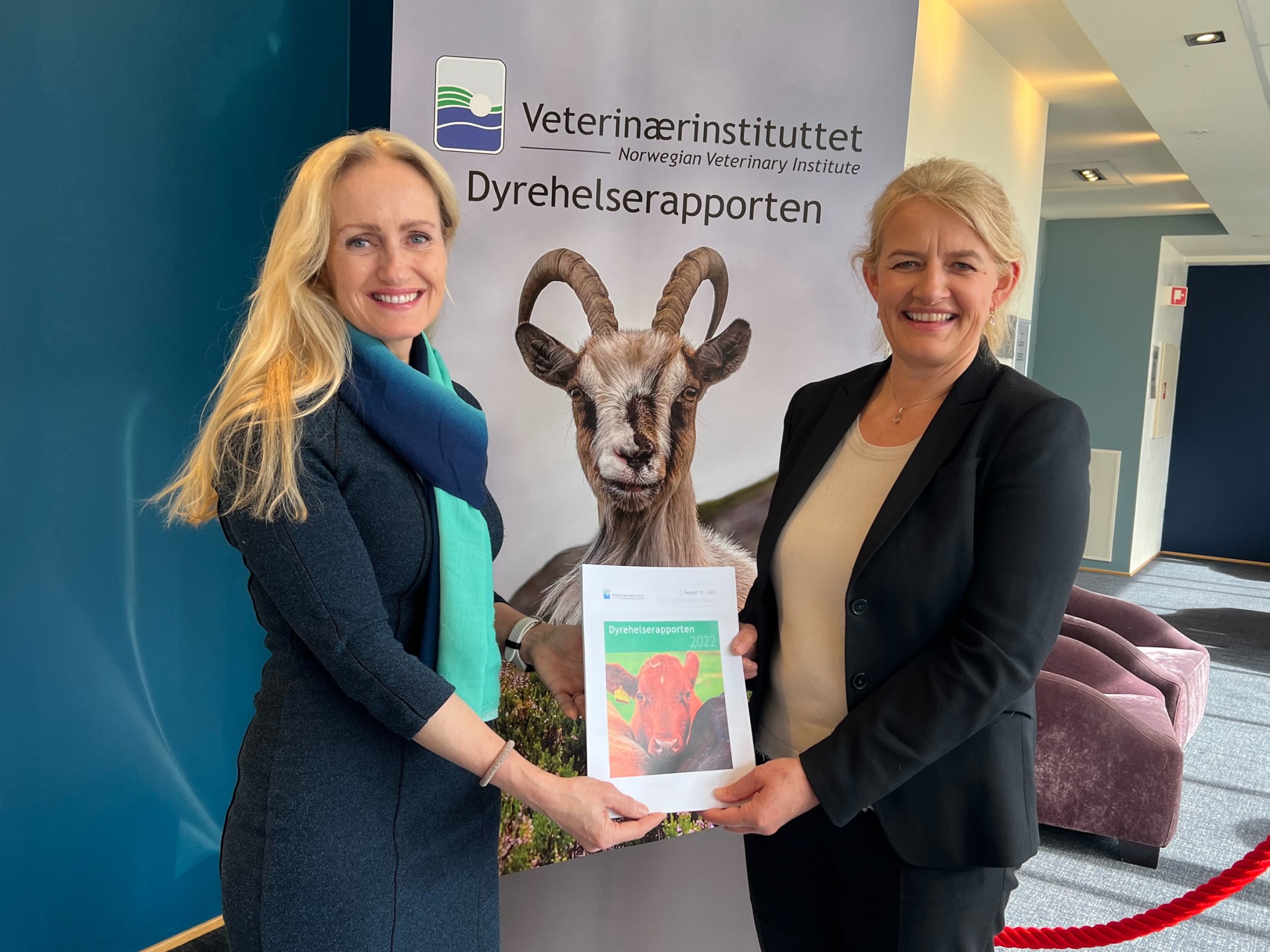 Fra lanseringen av Dyrehelserapporten 2022 i Sandnes 27. april 2023. Her overrekker administrerende direktør ved Veterinærinstituttet Torill Moseng (t.v.) rapporten til administrerende direktør i Mattilsynet Ingunn Midttun Godal. Foto: Bente Paulson