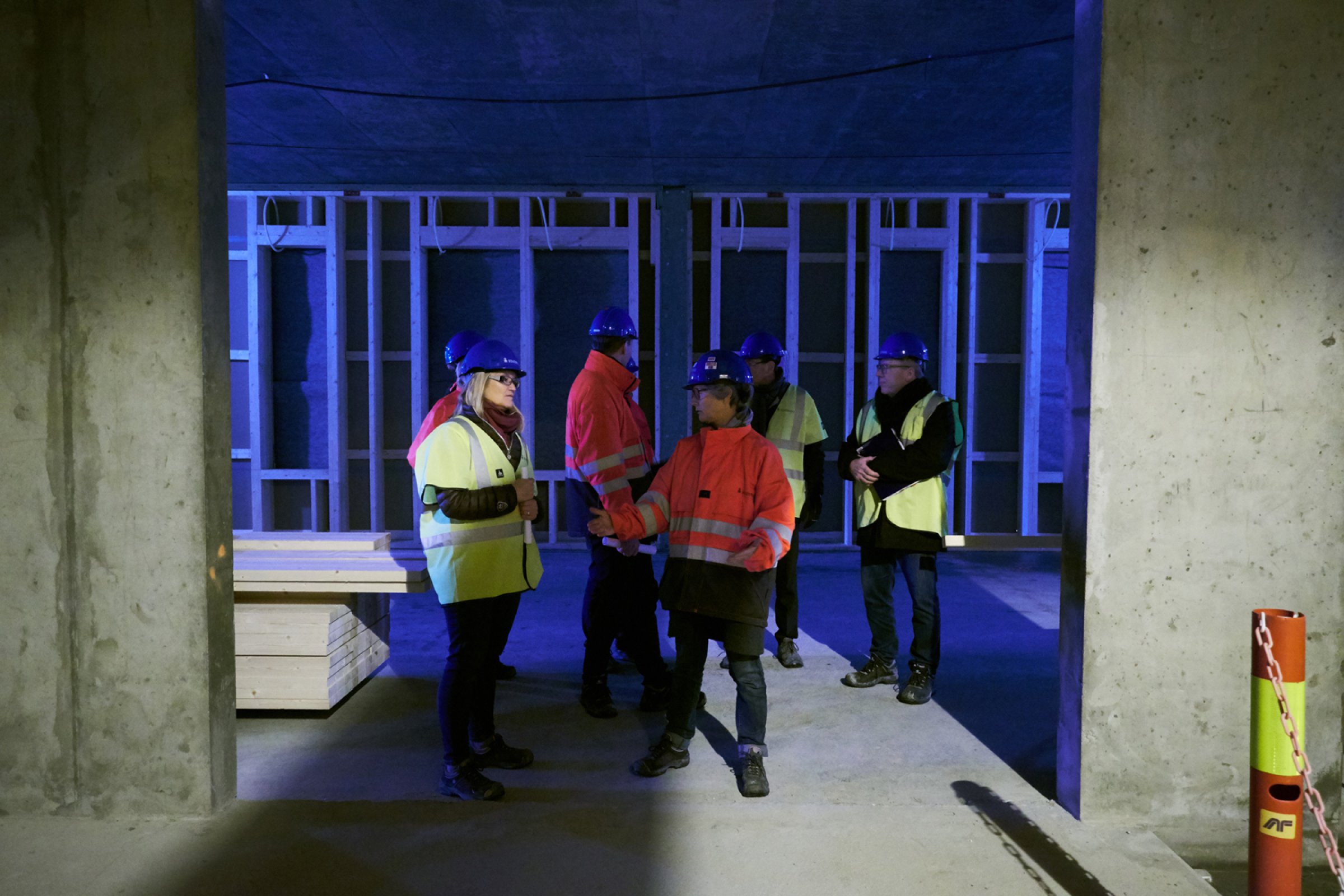 Omvisning i et av de mange spesialrommene i nybygget. Foto: Eivind Røhne