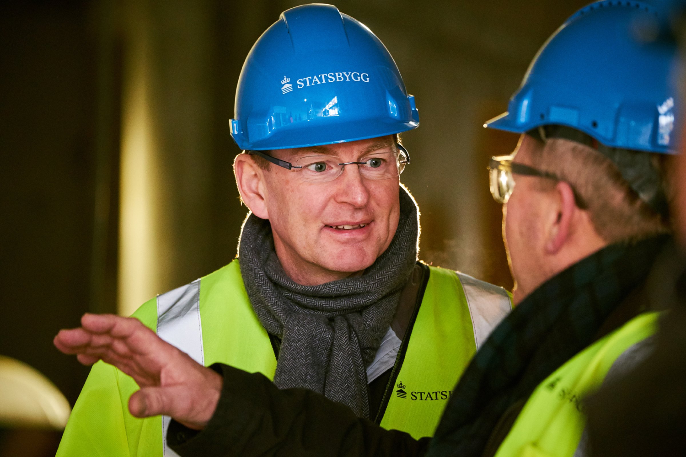 Administrerende direktør Gaute Lenvik (t.v) ved Veterinærinstituttet får forklart byggtekniske løsninger av Veterinærinstituttets driftssjef Arne Schie. Foto: Eivind Røhne