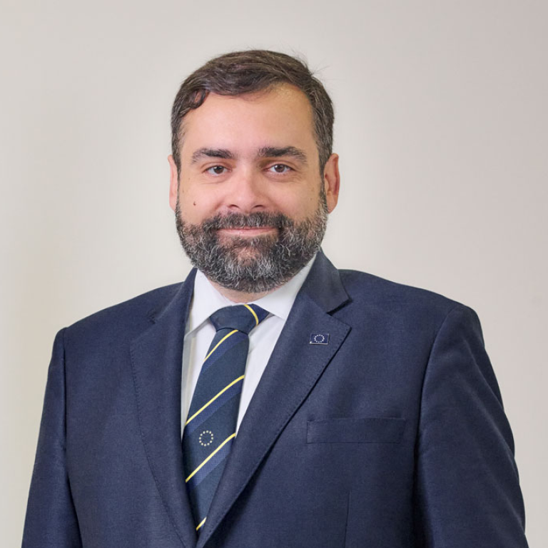 Carlos Das Neves var tidligere direktør for forsking og internasjonalisering ved Veterinærinstituttet, og har fortsatt i kommisjonen i hans noverande stilling som Chief Scientist i EFSA..