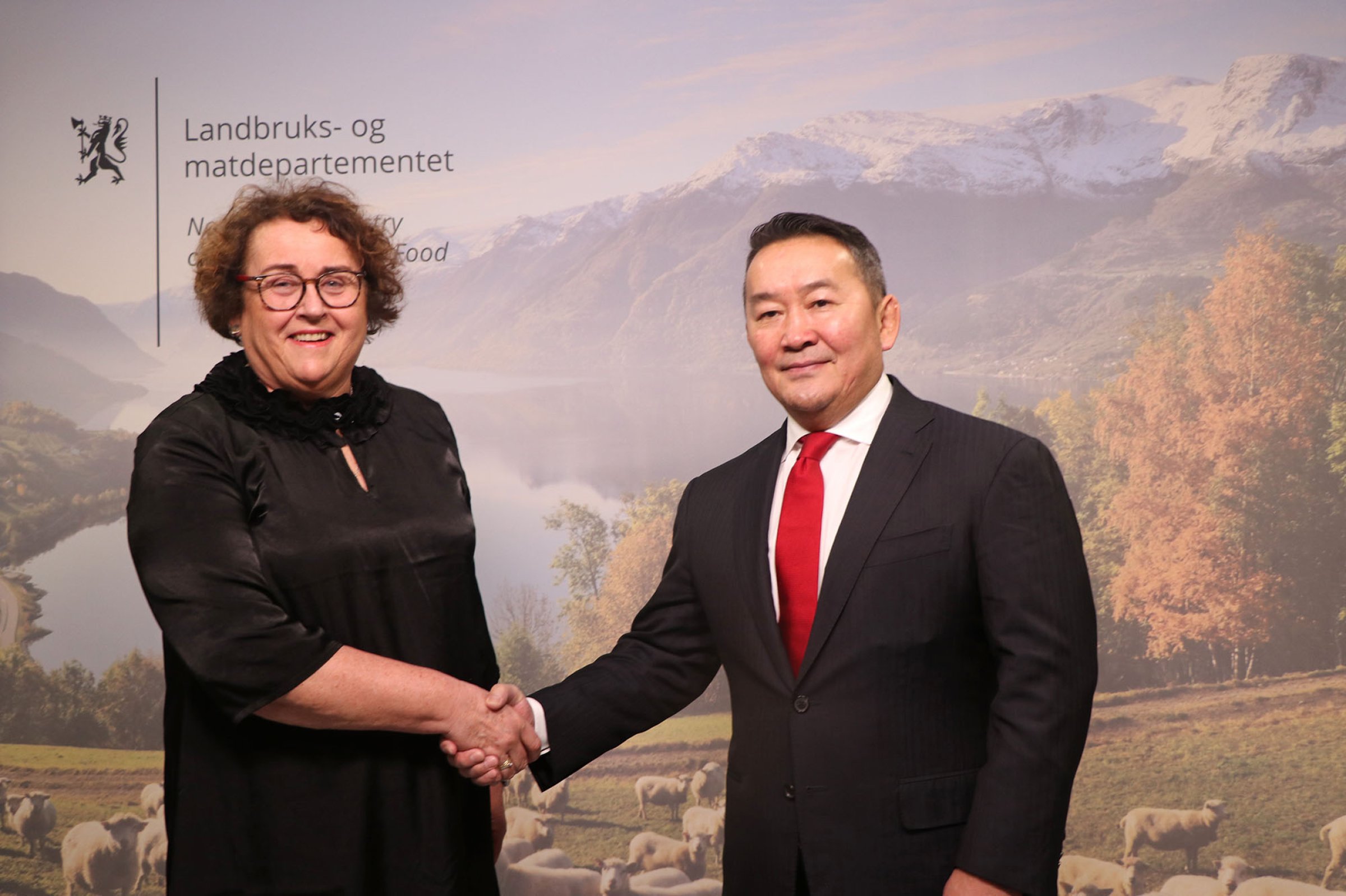 Landbruks- og matminister Olaug Bollestad og Mongolias president Khaltmaagiin Battulga. Foto: Kaja Schill Godager, LMD.