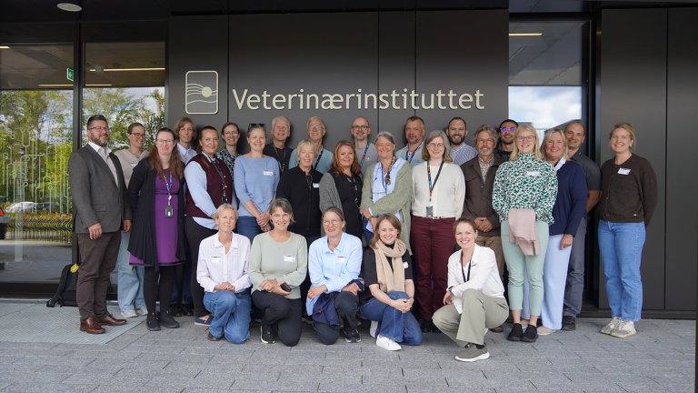 Deltakere på seminaret 3. september tatt ved inngangsdøren til Veterinærinstituttet på Ås. Foto Mari M. Press, Veterinærinstituttet