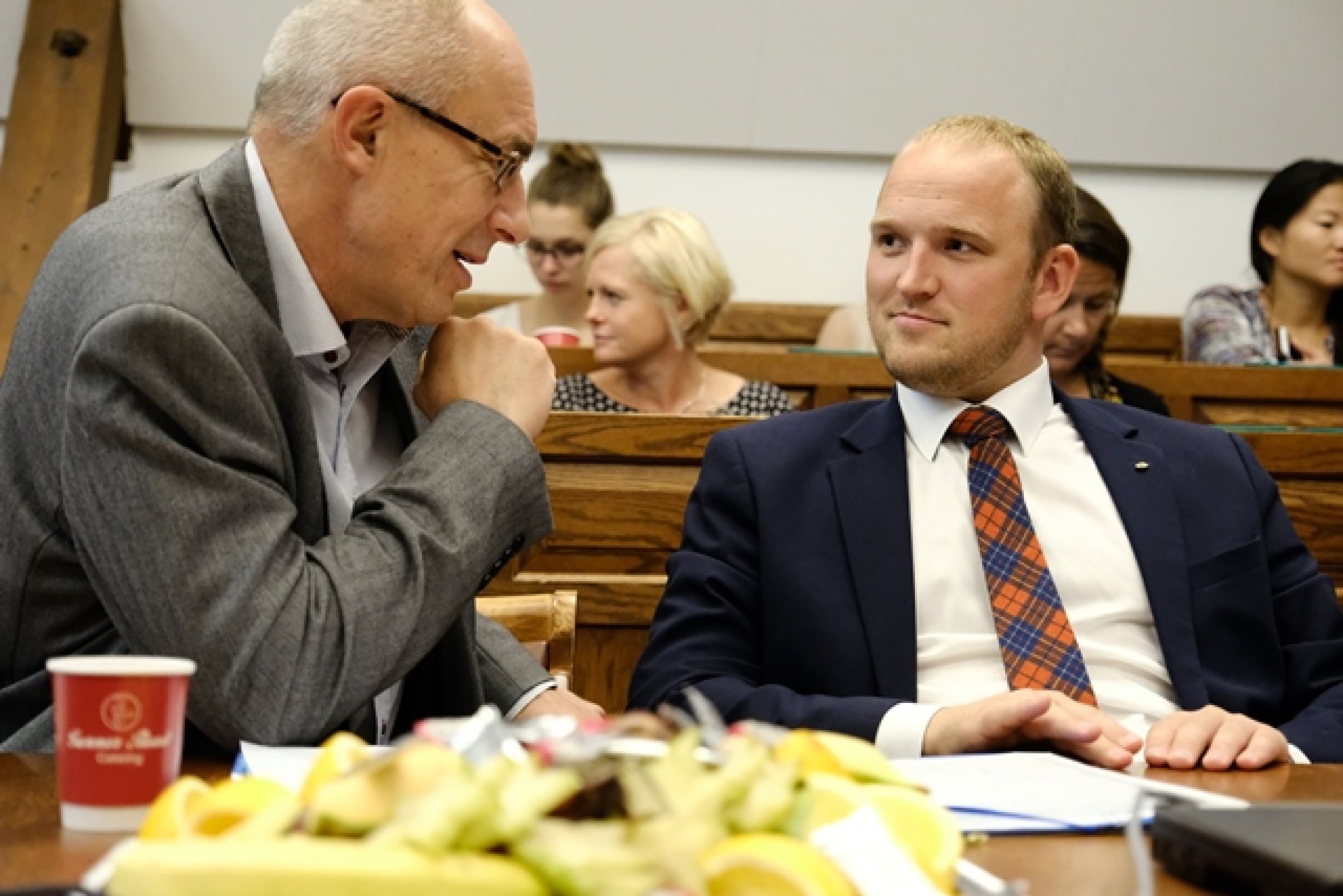 Adm.dir. Harald Gjein i Mattilsynet og landbruks- og matminister Jon Georg Dale under seminaret om antibiotikaresistens på Veterinærinstituttet i dag. Foto: Eivind Røhne.