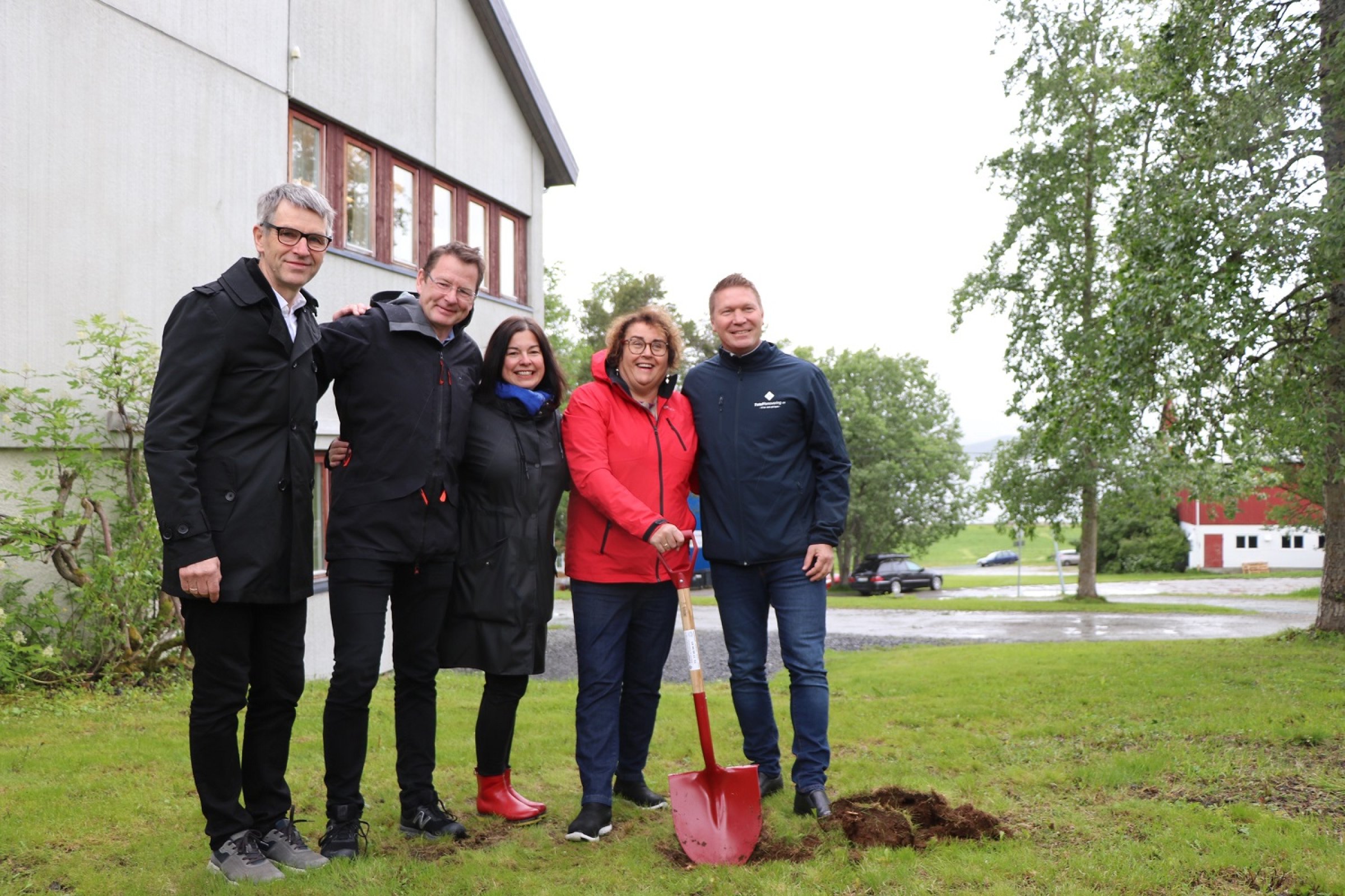 Fra Venstre: Odd Arild Finnsnes i NIBIO, Gaute Lenvik administrerende direktør i Veterinærinstituttet, Irene Dahl fra Troms og Finnmark Venstre, landbruks- og matminister Olaug Bollestad og Vegard Berg Johansen fra TotalRenovering. Foto: Kaja Schill Godager, Landbruks- og matdepartementet.
