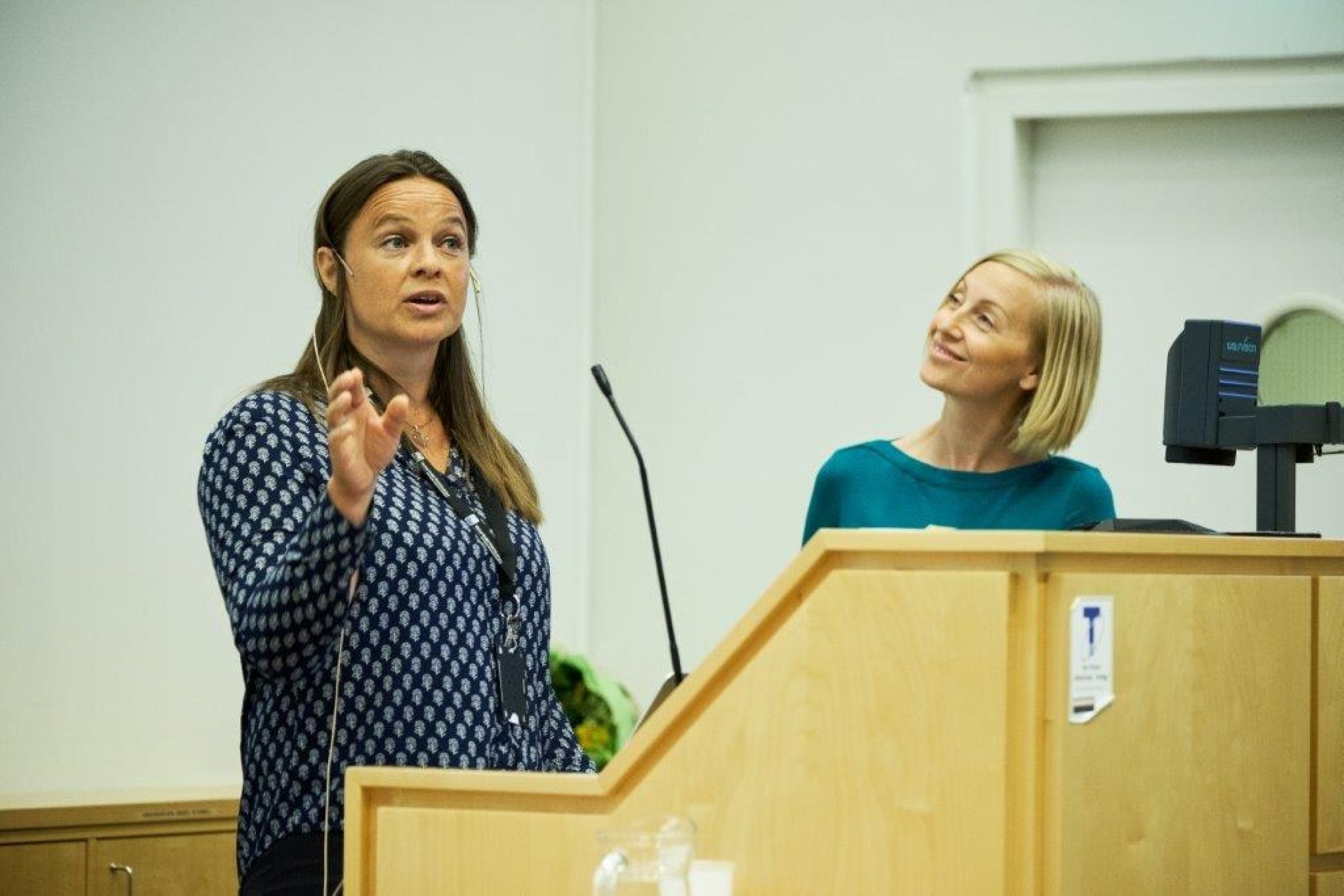 Solveig M. Stubsjøen, Veterinærinstituttet. Til Høyre ordstyrer Camilla Wiik Gjerdrum, kommunikasjonssjef NMBU Veterinærhøgskolen foto: Eivind Røhne