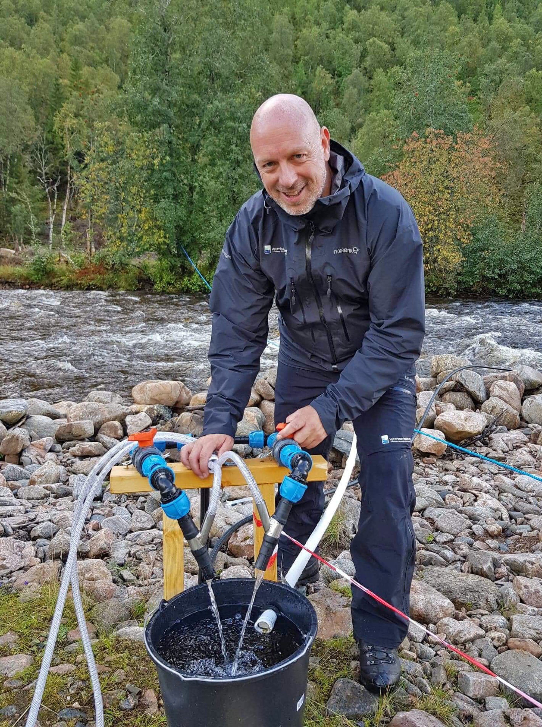 -Vi undersøker status for G. salaris på forsøksfiskene under klordoseringen i Batnfjorselva, og i tillegg undersøker vi klorinnhold i vannet og påser at utdoseringen av klor går riktig for seg, forteller Sigurd Hytterød. Foto: Mari Darrud, Veterinærinstituttet.