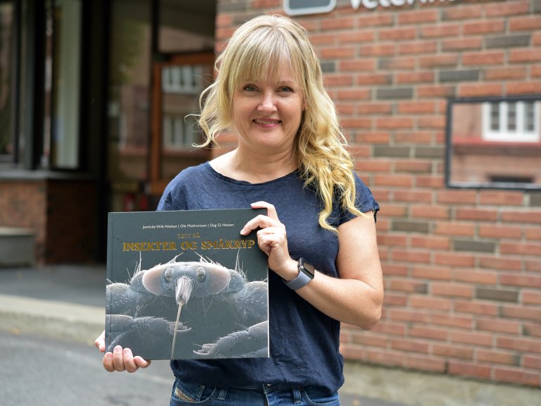 Jannicke Wiik Nielsen med bok foto Mari M Press (14)justert_web.jpg