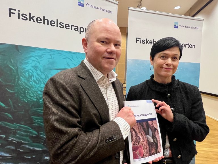 Redaktør for Fiskehelserapporten, Torfinn Moldal, og avdelingsdirektør for fiskehelse og fiskevelferd ved Veterinærinstituttet, Ingunn Sommerset. Moldal og Sommerset presenterer Fiskehelserapporten for 2025 under eit arrangement på Vilvite-senteret i Bergen 11. mars 2026. Foto: Asle Haukaas, Veterinærinstituttet