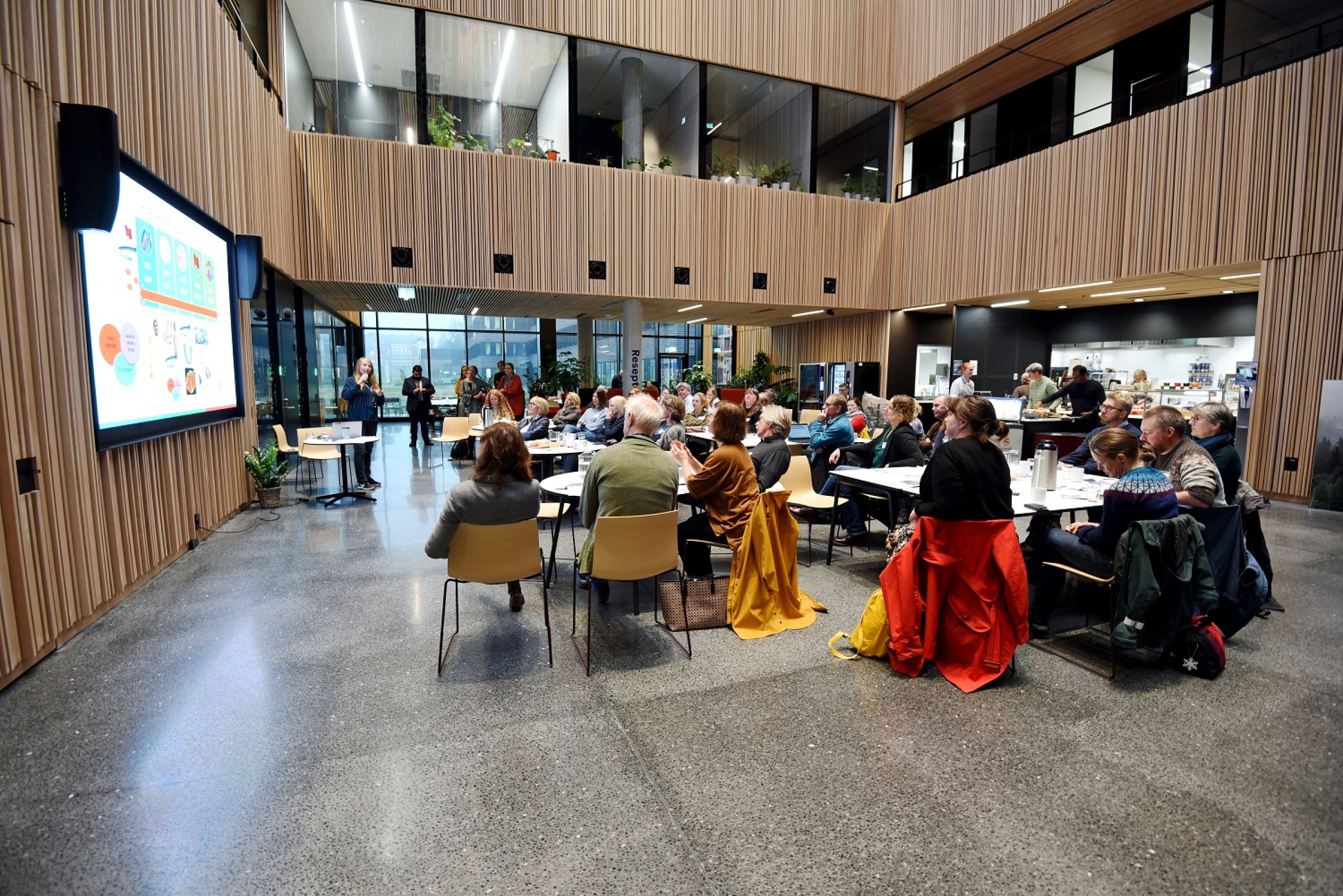 Seniorforsker Maria K. Dahle holder foredrag. Foto: Asle Haukaas
